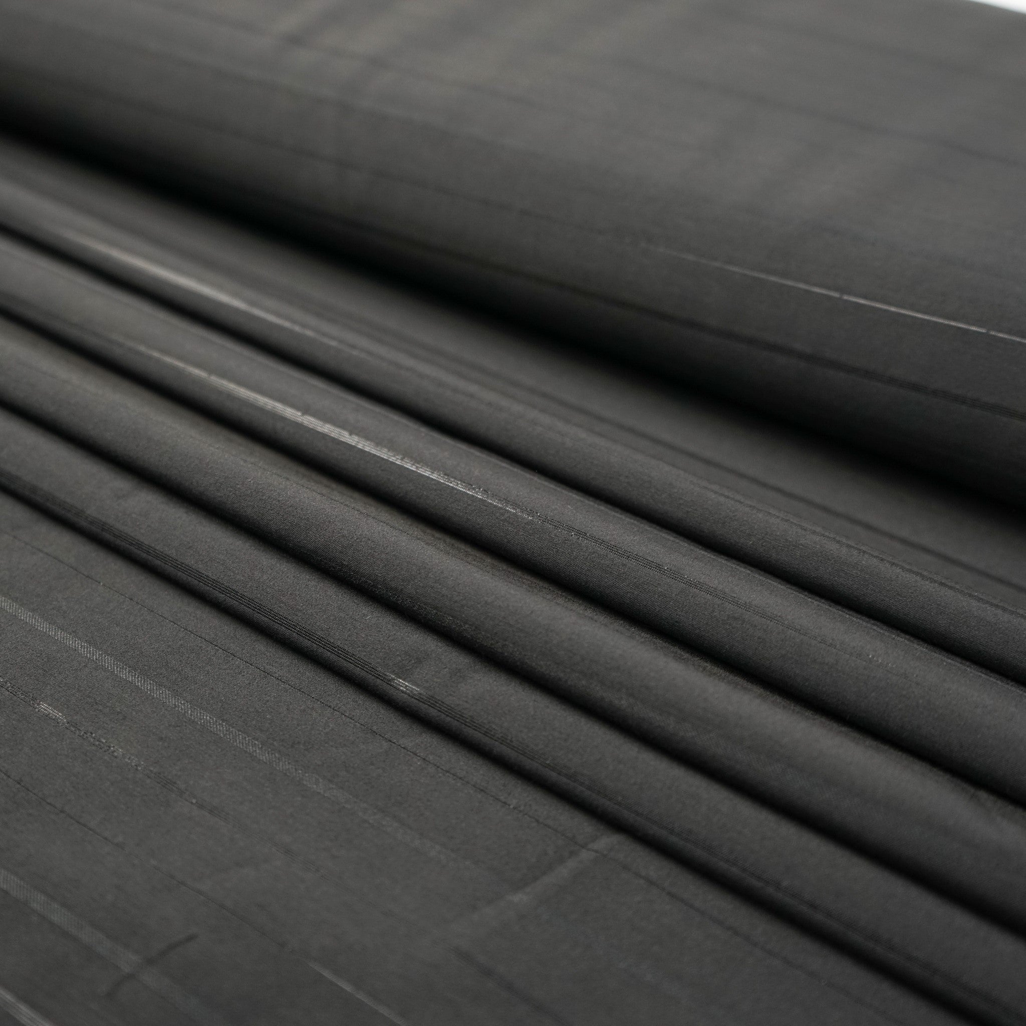 Tesatura sintetica negru cu dungi satinate lățime 150cm