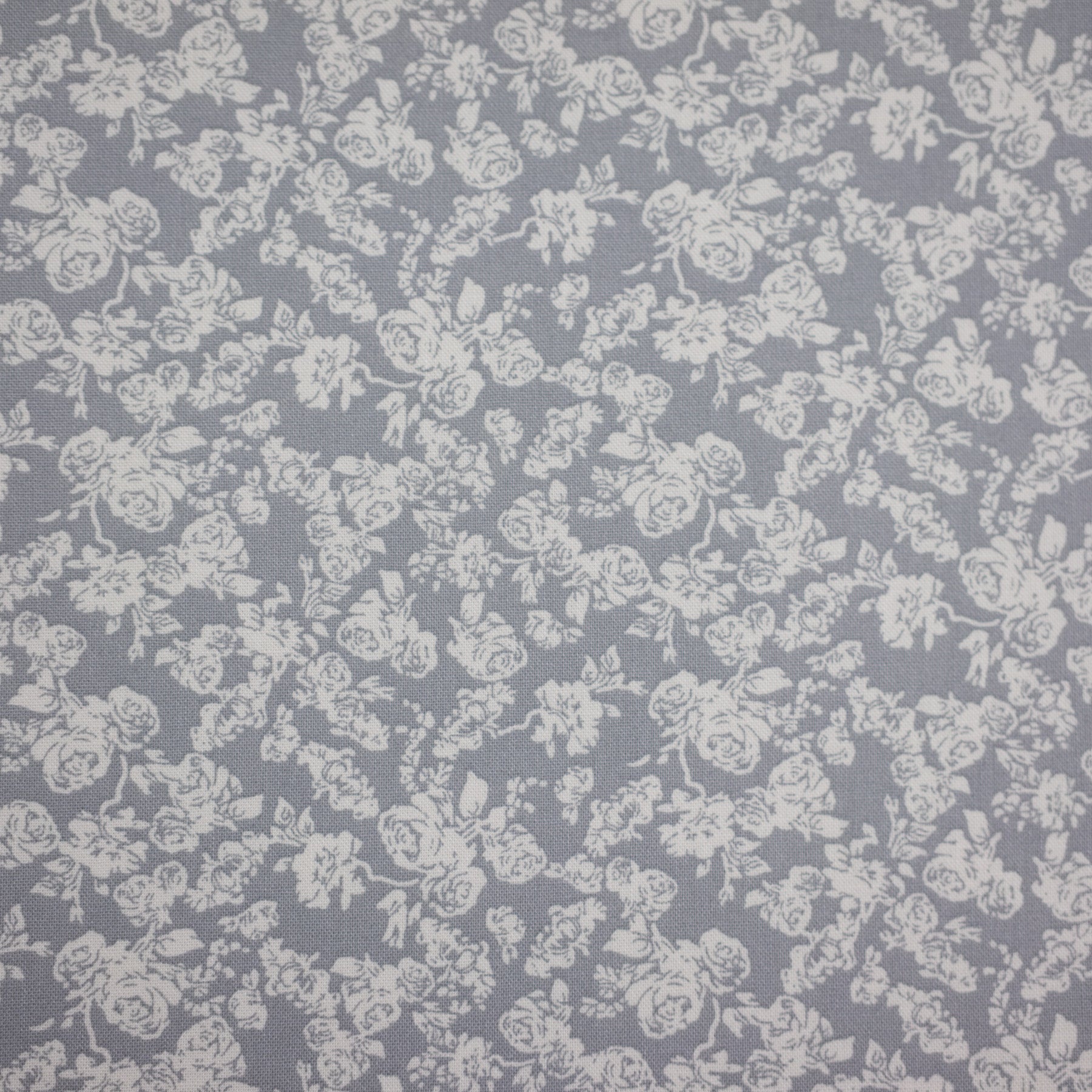 Bumbac fix gri cu imprimeu floral alb latime 150 cm, 100% bumbac