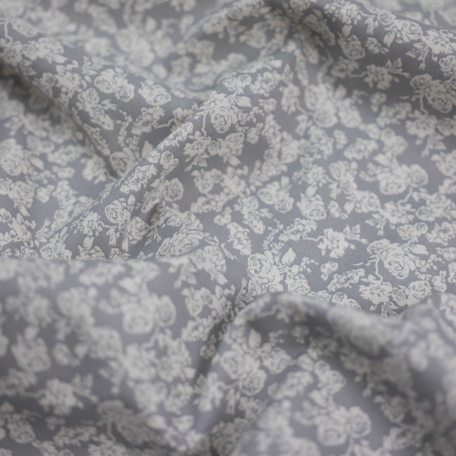 Bumbac fix gri cu imprimeu floral alb latime 150 cm, 100% bumbac