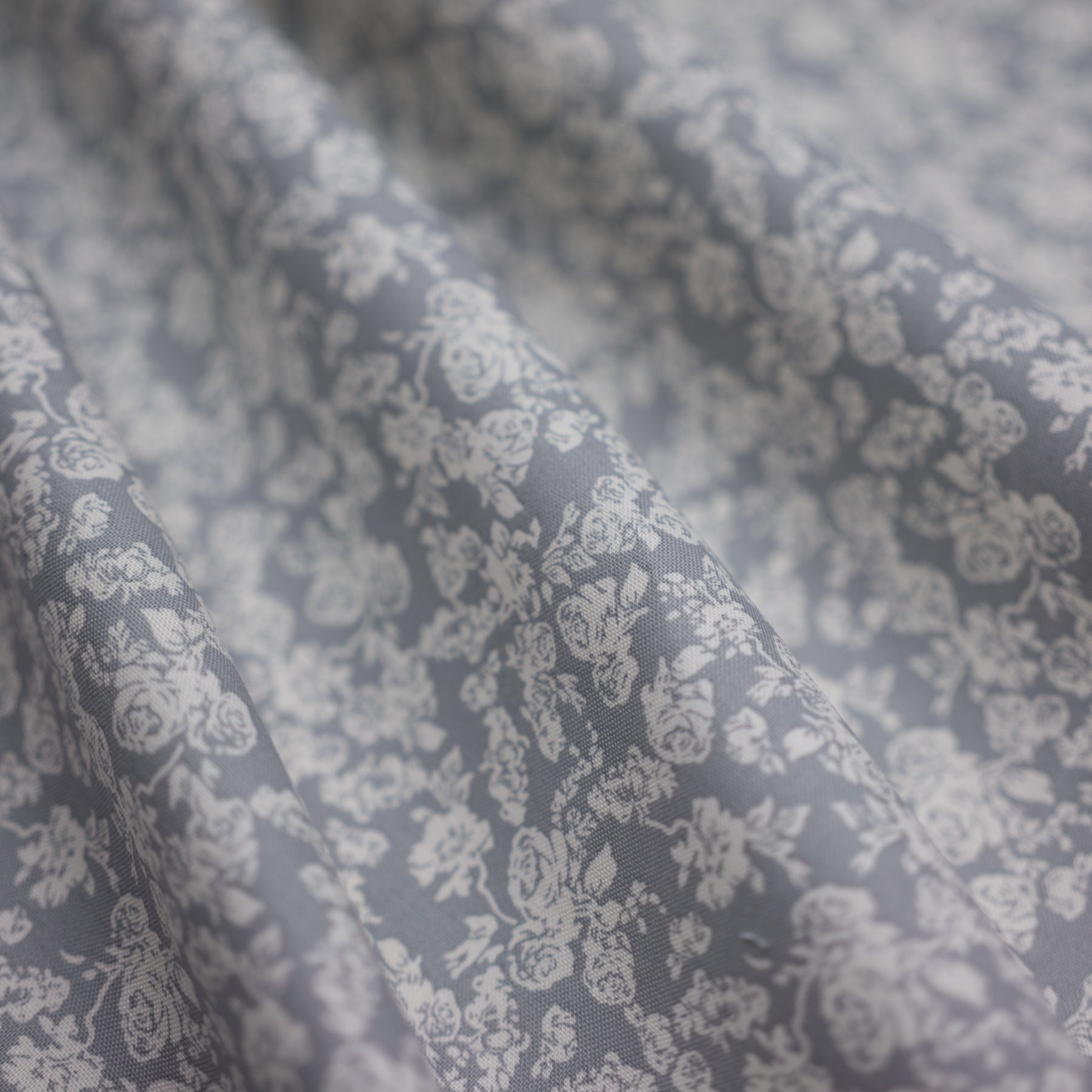 Bumbac fix gri cu imprimeu floral alb latime 150 cm, 100% bumbac