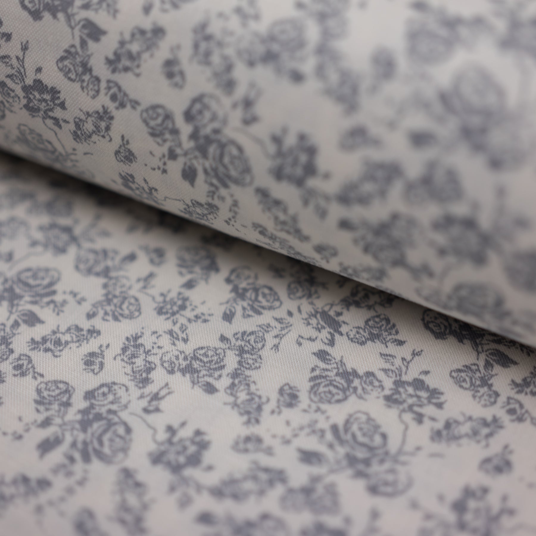 Bumbac fix ivoar cu imprimeu floral gri latime 150 cm, 100% bumbac