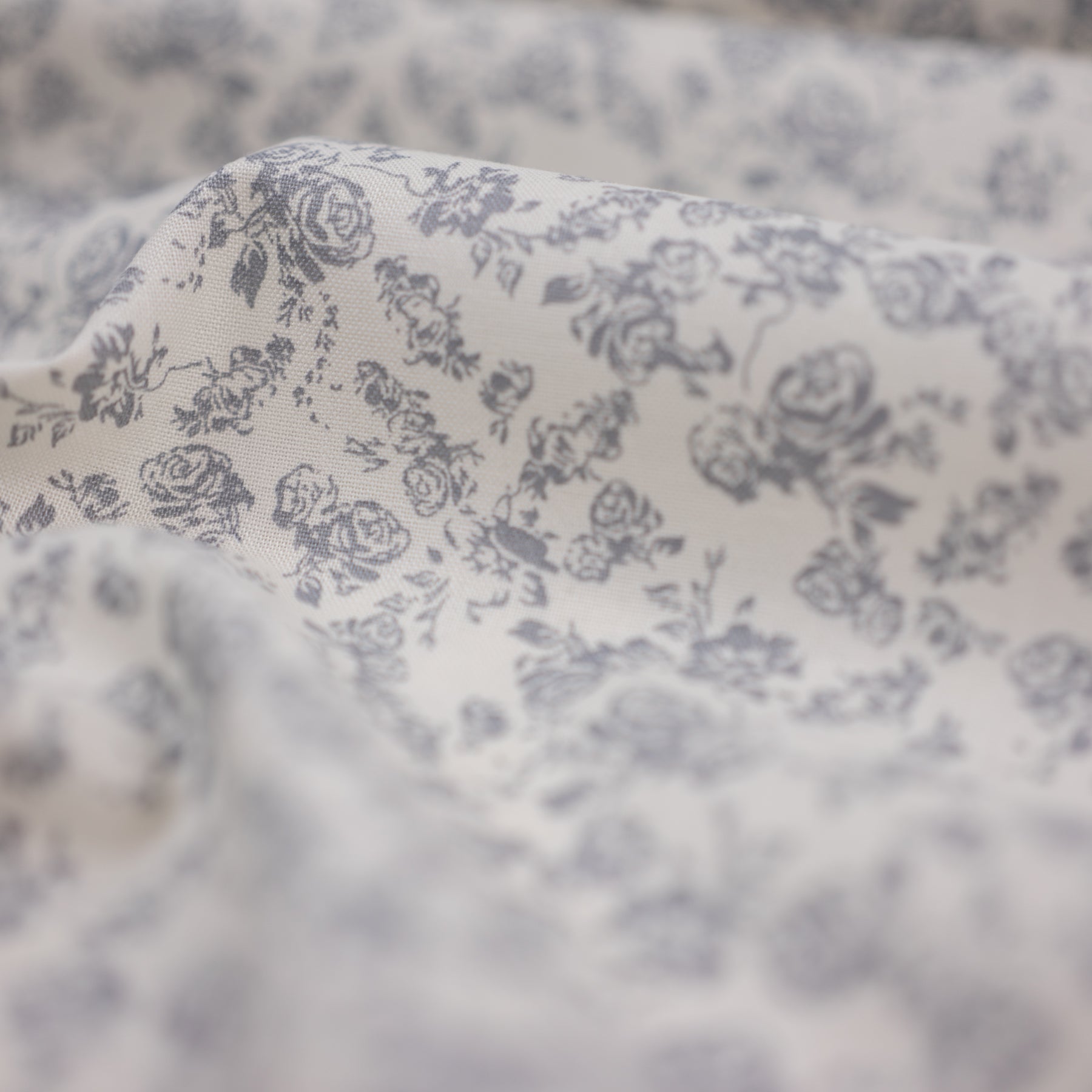 Bumbac fix ivoar cu imprimeu floral gri latime 150 cm, 100% bumbac