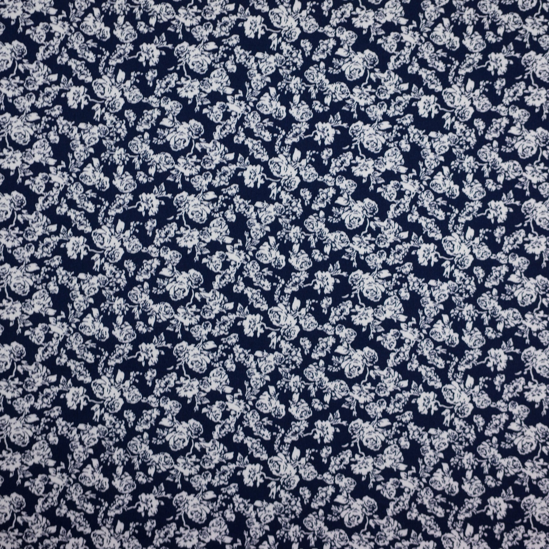 Bumbac fix bleumarin cu imprimeu floral alb latime 150 cm, 100% bumbac