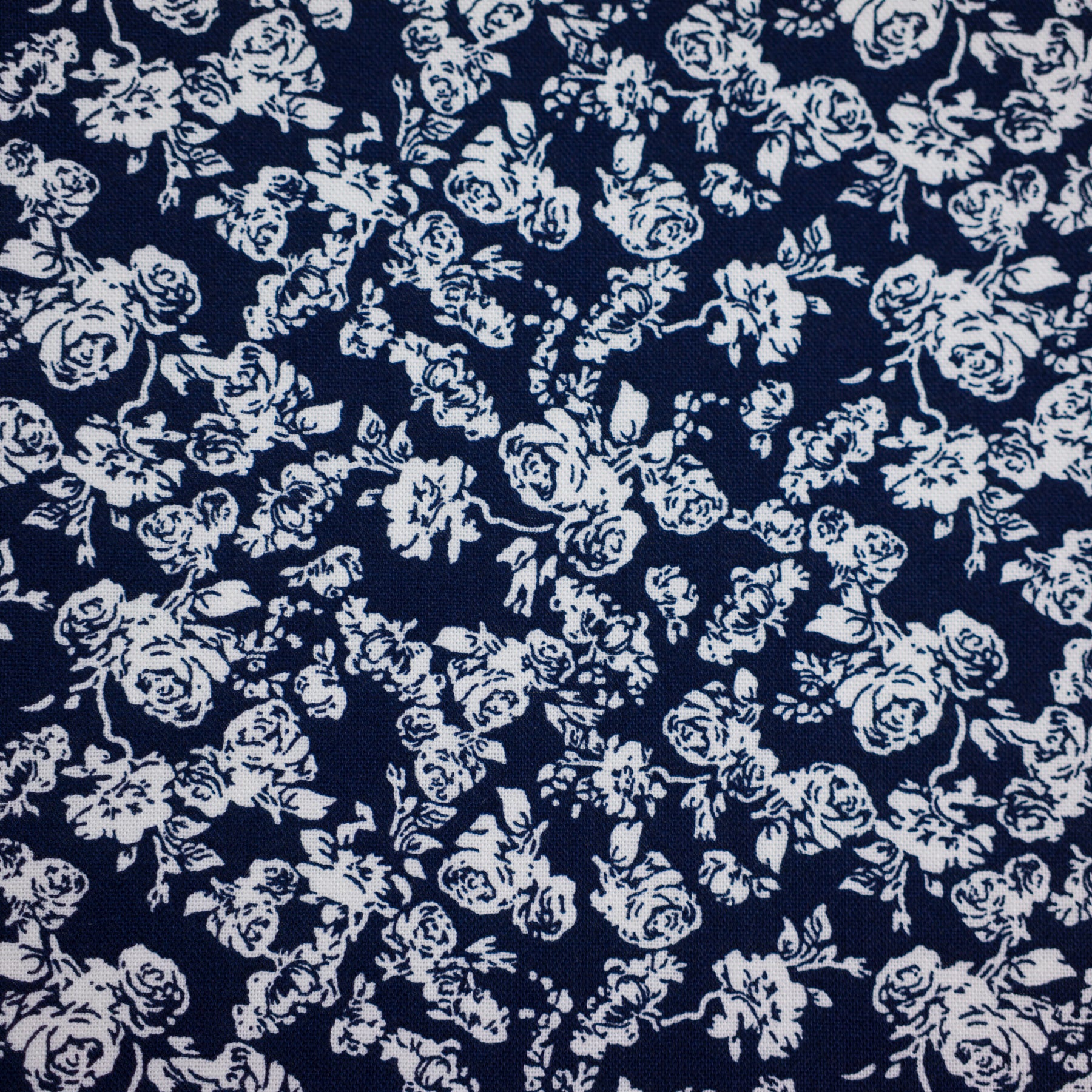 Bumbac fix bleumarin cu imprimeu floral alb latime 150 cm, 100% bumbac