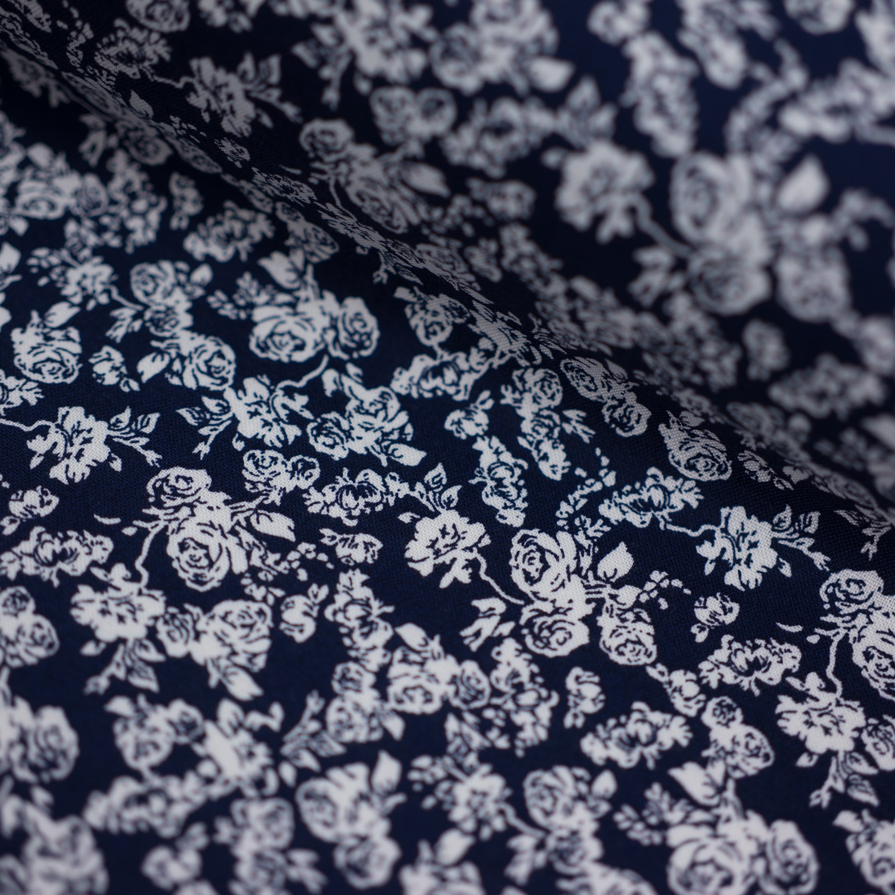 Bumbac fix bleumarin cu imprimeu floral alb latime 150 cm, 100% bumbac