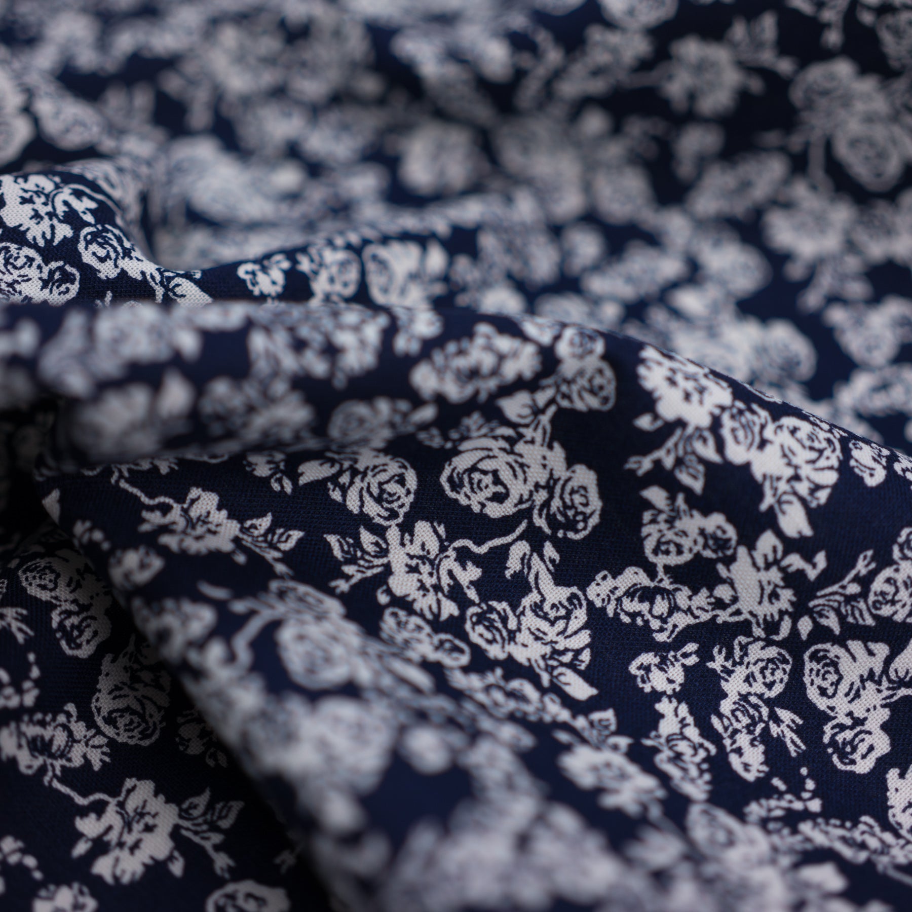 Bumbac fix bleumarin cu imprimeu floral alb latime 150 cm, 100% bumbac