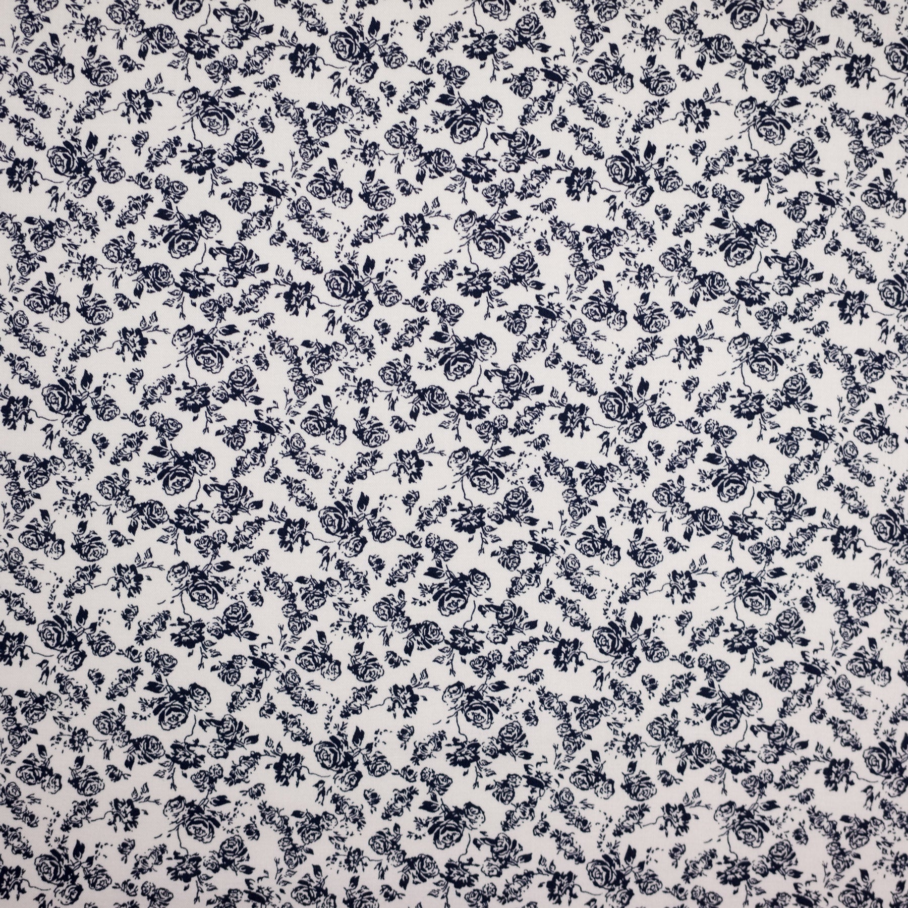 Bumbac fix ivoar cu imprimeu floral bleumarin latime 150 cm, 100% bumbac