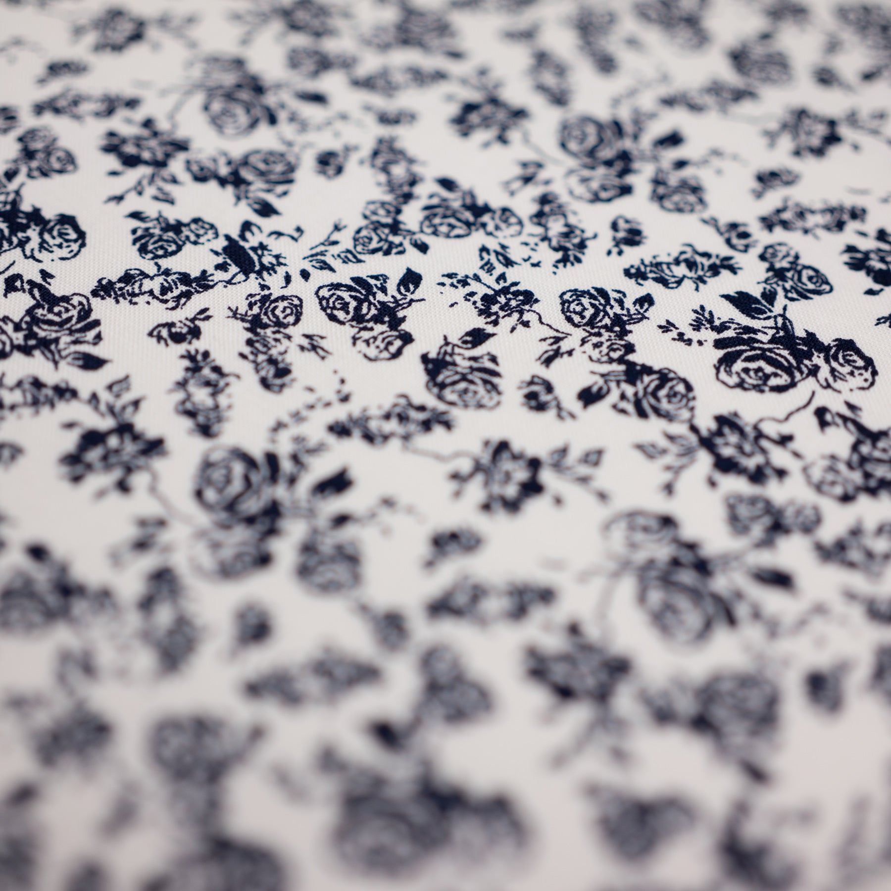 Bumbac fix ivoar cu imprimeu floral bleumarin latime 150 cm, 100% bumbac