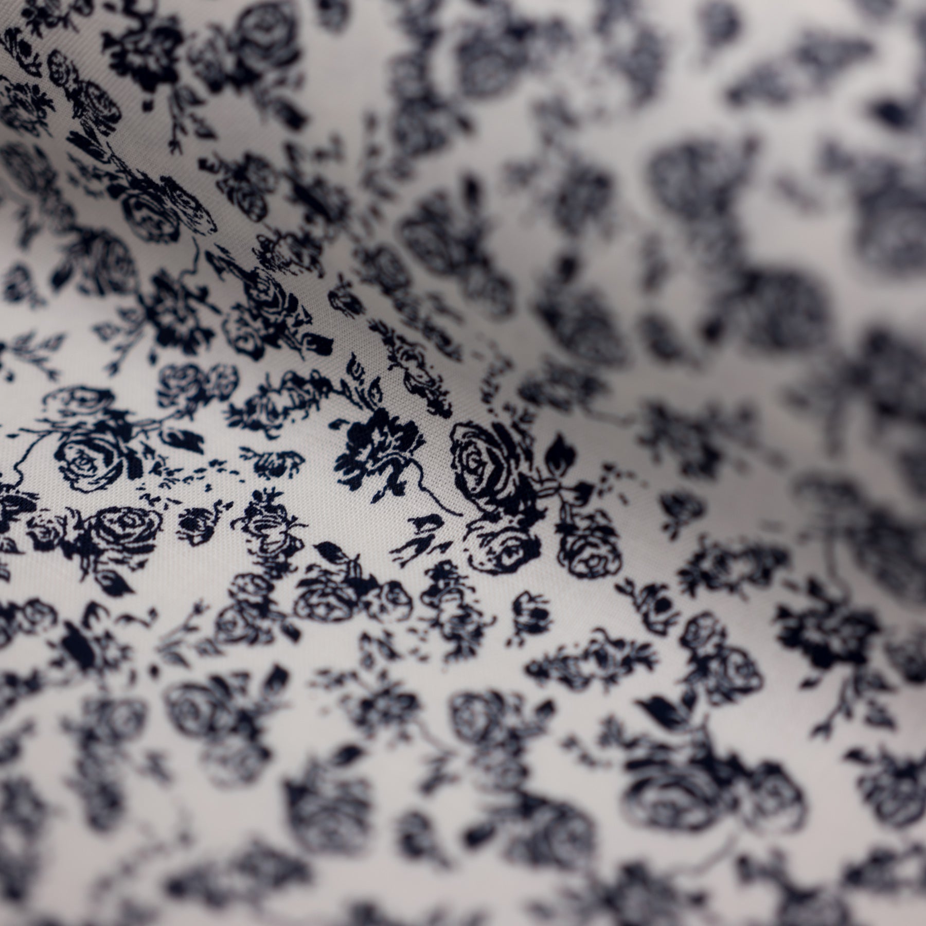 Bumbac fix ivoar cu imprimeu floral bleumarin latime 150 cm, 100% bumbac