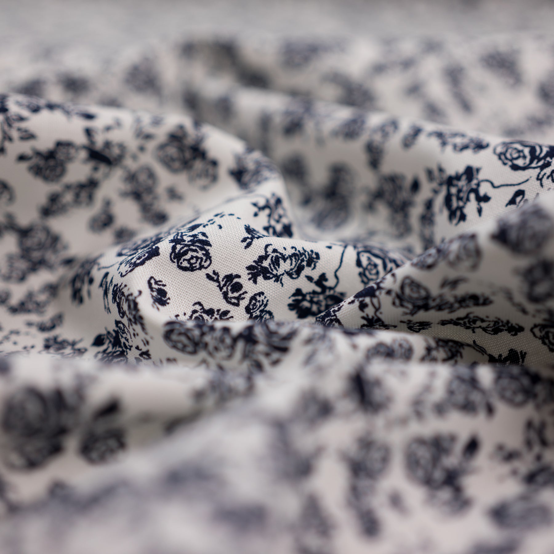 Bumbac fix ivoar cu imprimeu floral bleumarin latime 150 cm, 100% bumbac