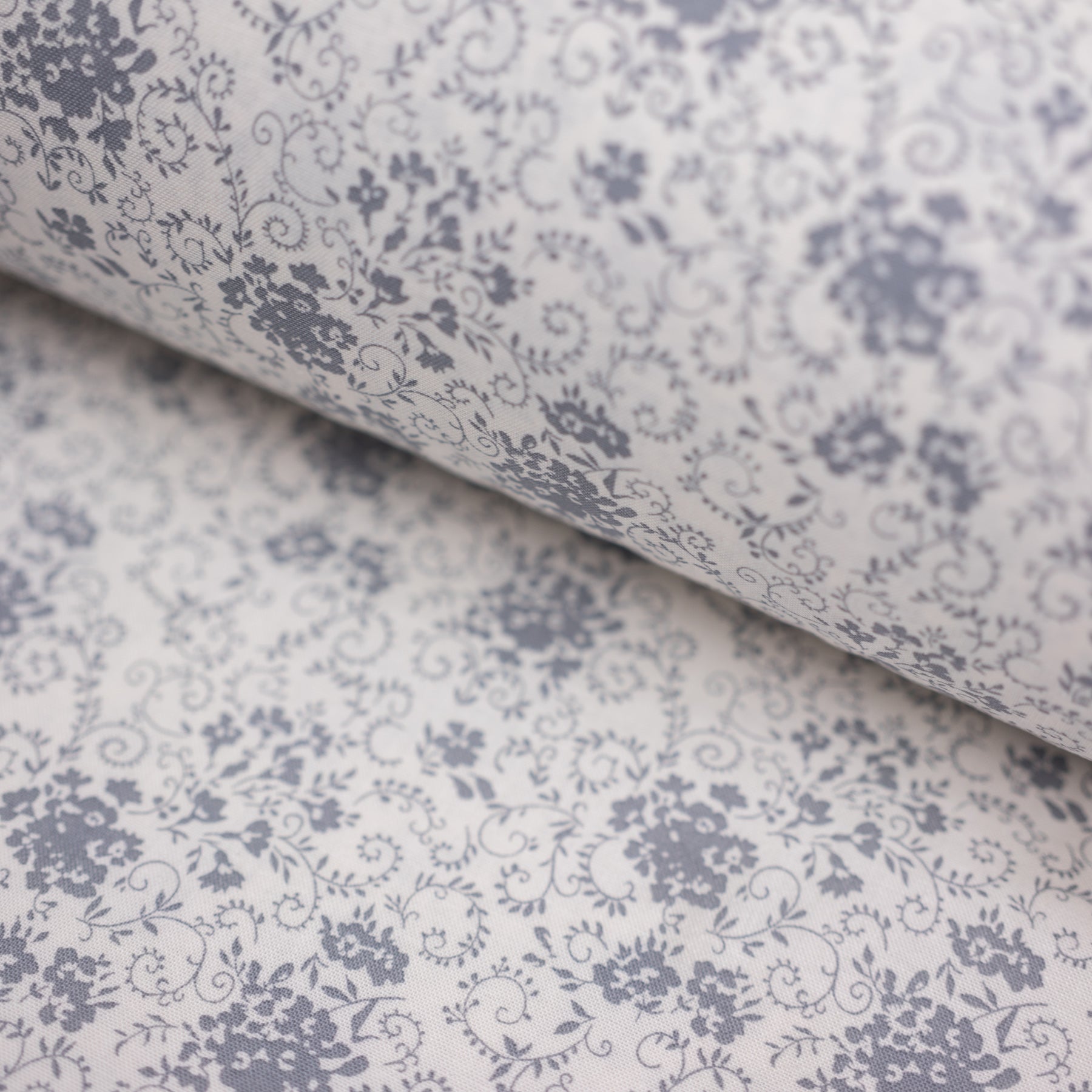 Bumbac fix ivoar cu imprimeu floral gri latime 150 cm, 100% bumbac