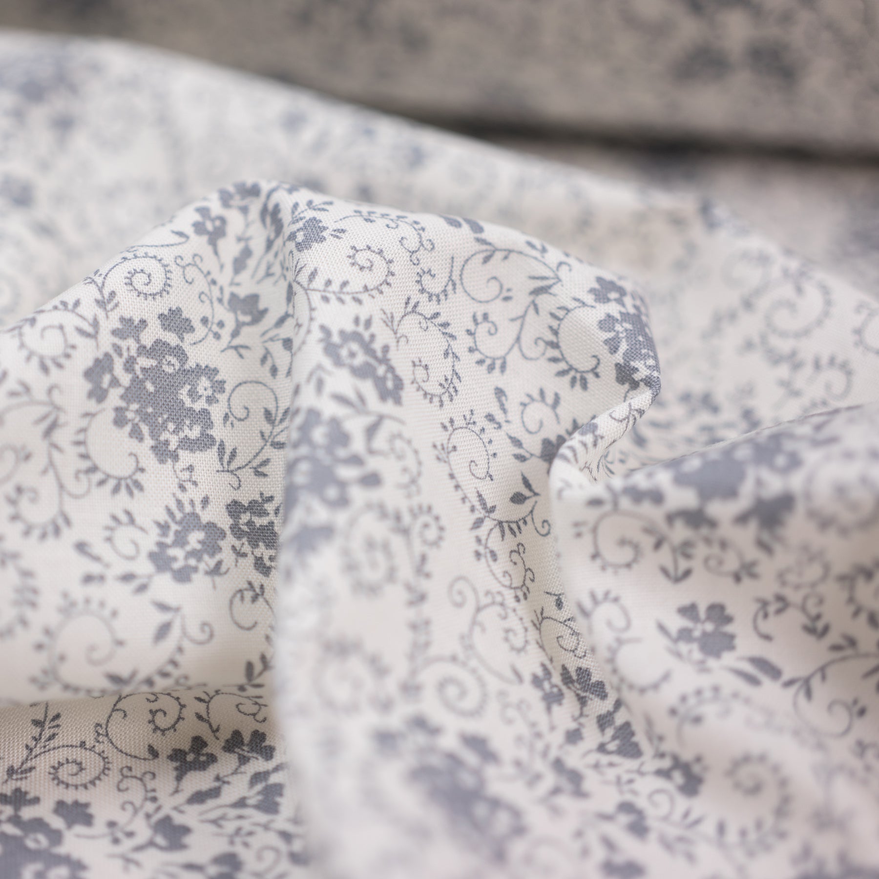 Bumbac fix ivoar cu imprimeu floral gri latime 150 cm, 100% bumbac