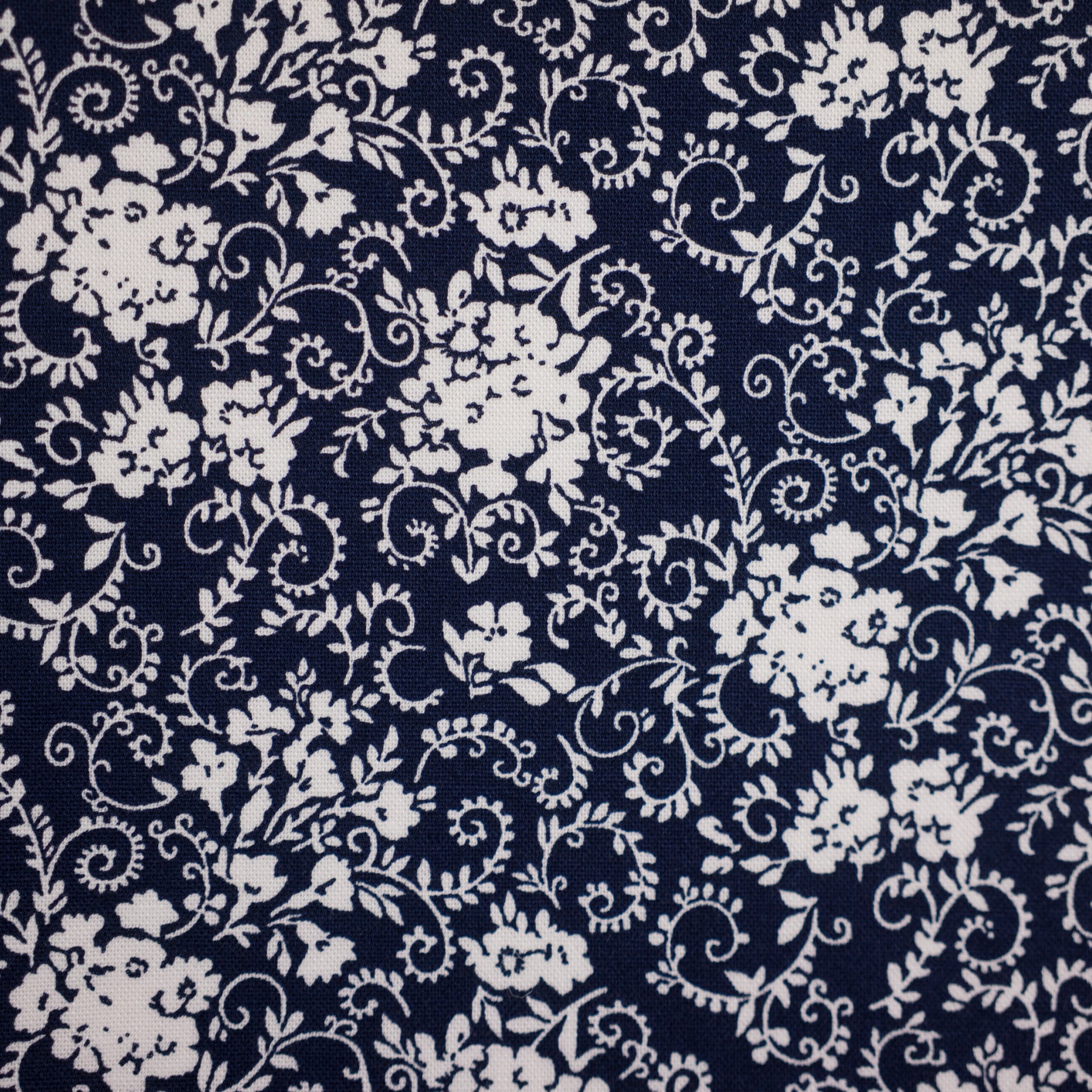 Bumbac fix bleumarin cu imprimeu floral ivoar  latime 150 cm, 100% bumbac