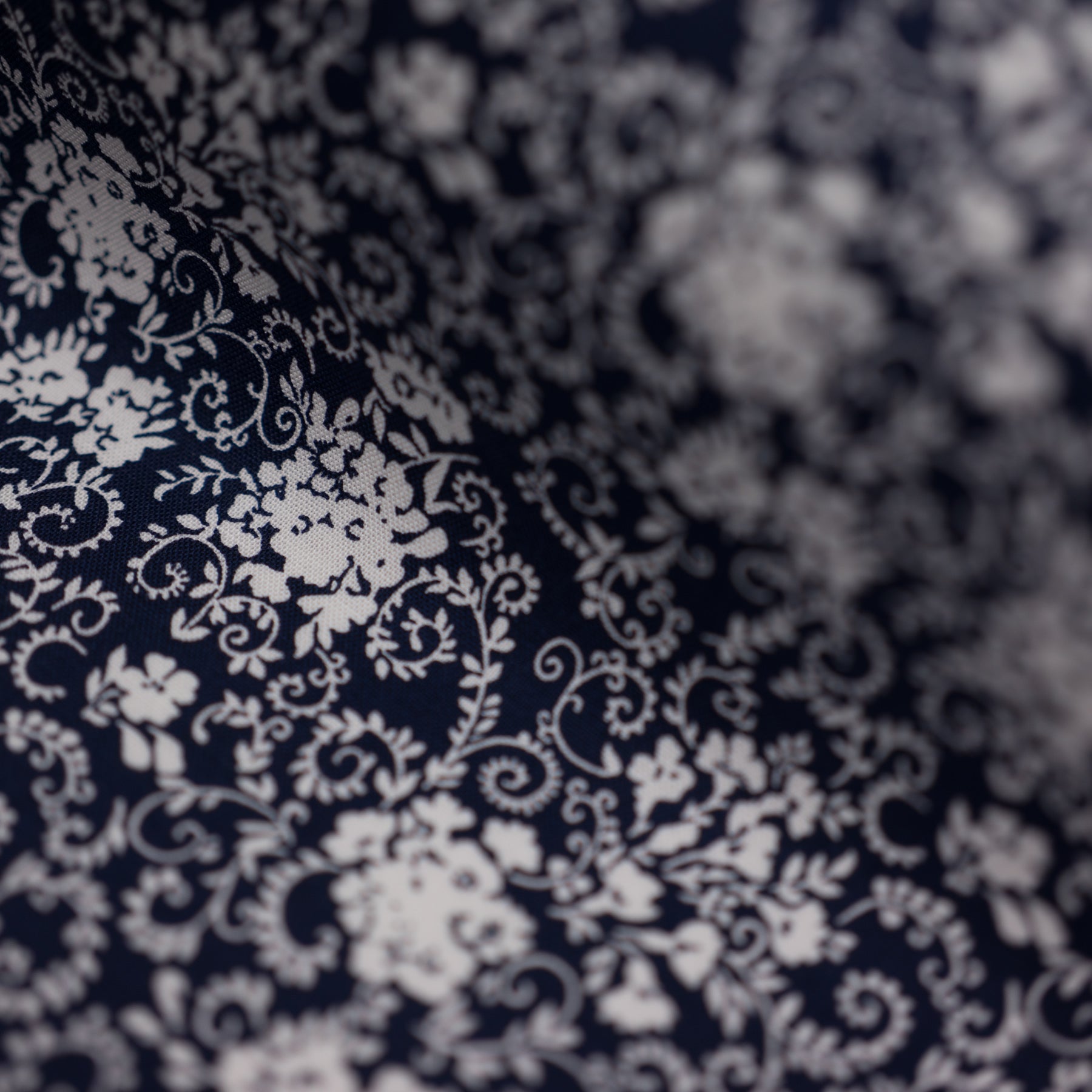 Bumbac fix bleumarin cu imprimeu floral ivoar  latime 150 cm, 100% bumbac