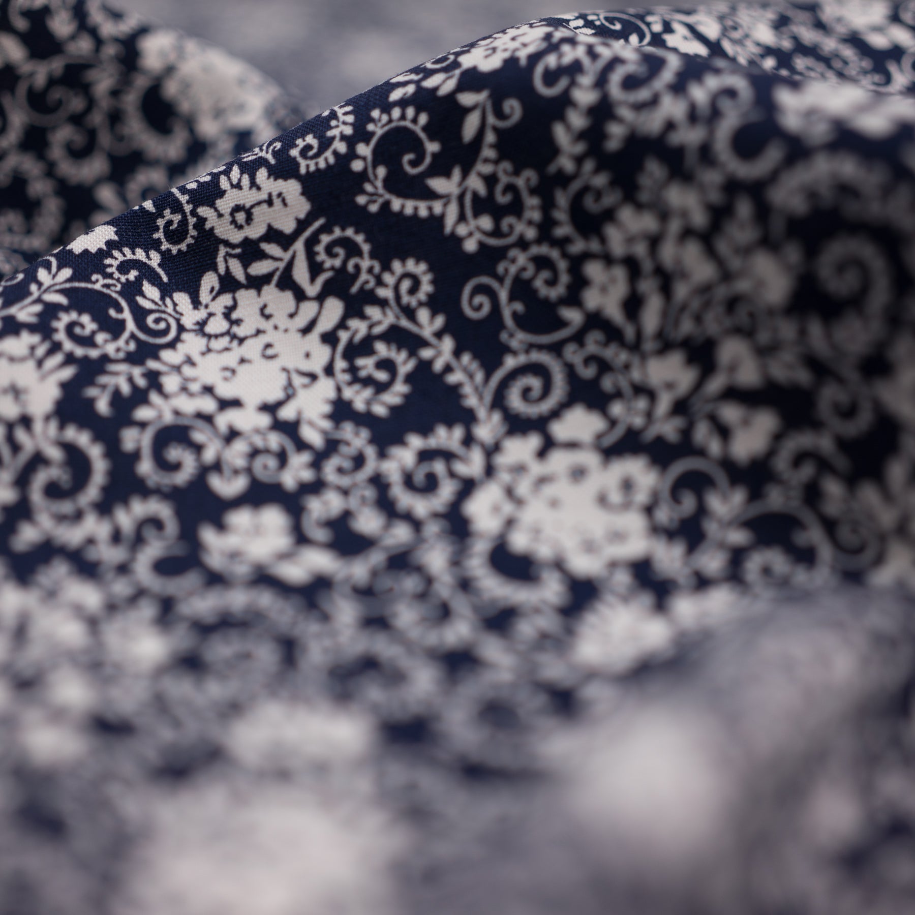 Bumbac fix bleumarin cu imprimeu floral ivoar  latime 150 cm, 100% bumbac