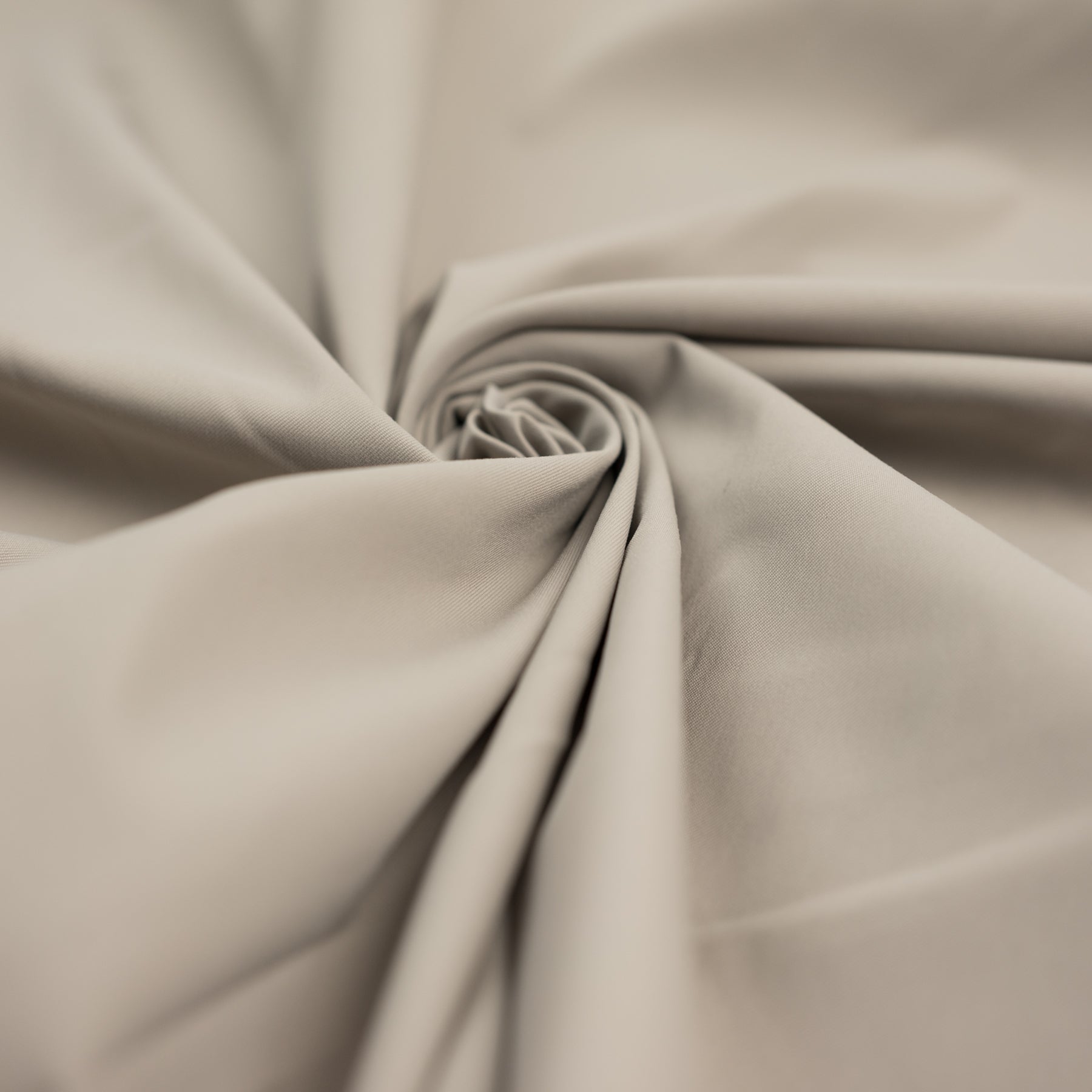 Stofa subtire elastica 100% polyester culoare bej/gri latime 140 cm
