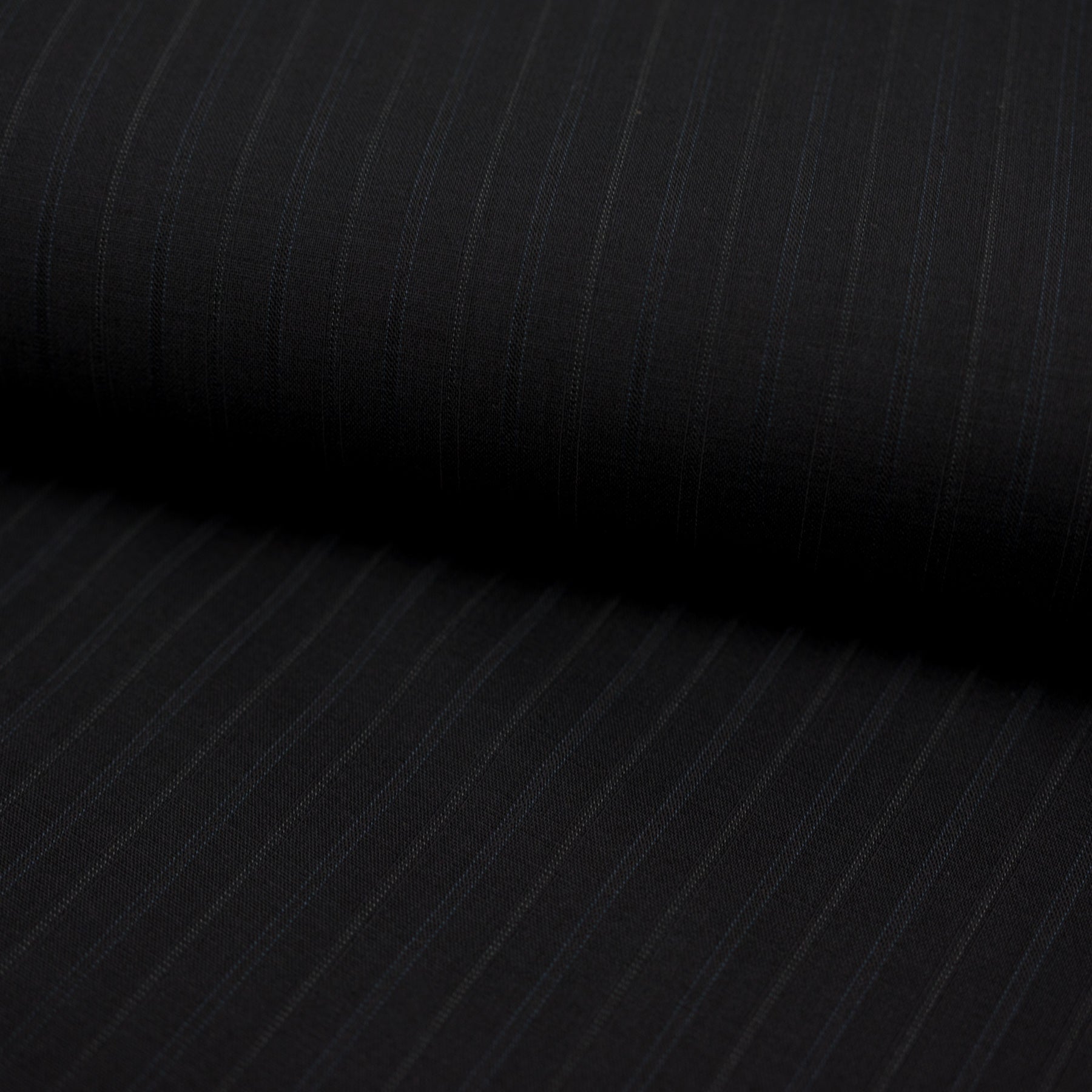 Stofa subtire fixa neagra cu dungi 100% polyester latime155 cm