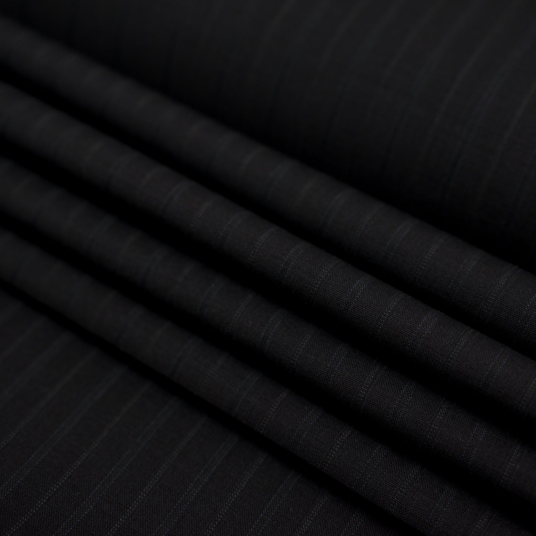 Stofa subtire fixa neagra cu dungi 100% polyester latime155 cm