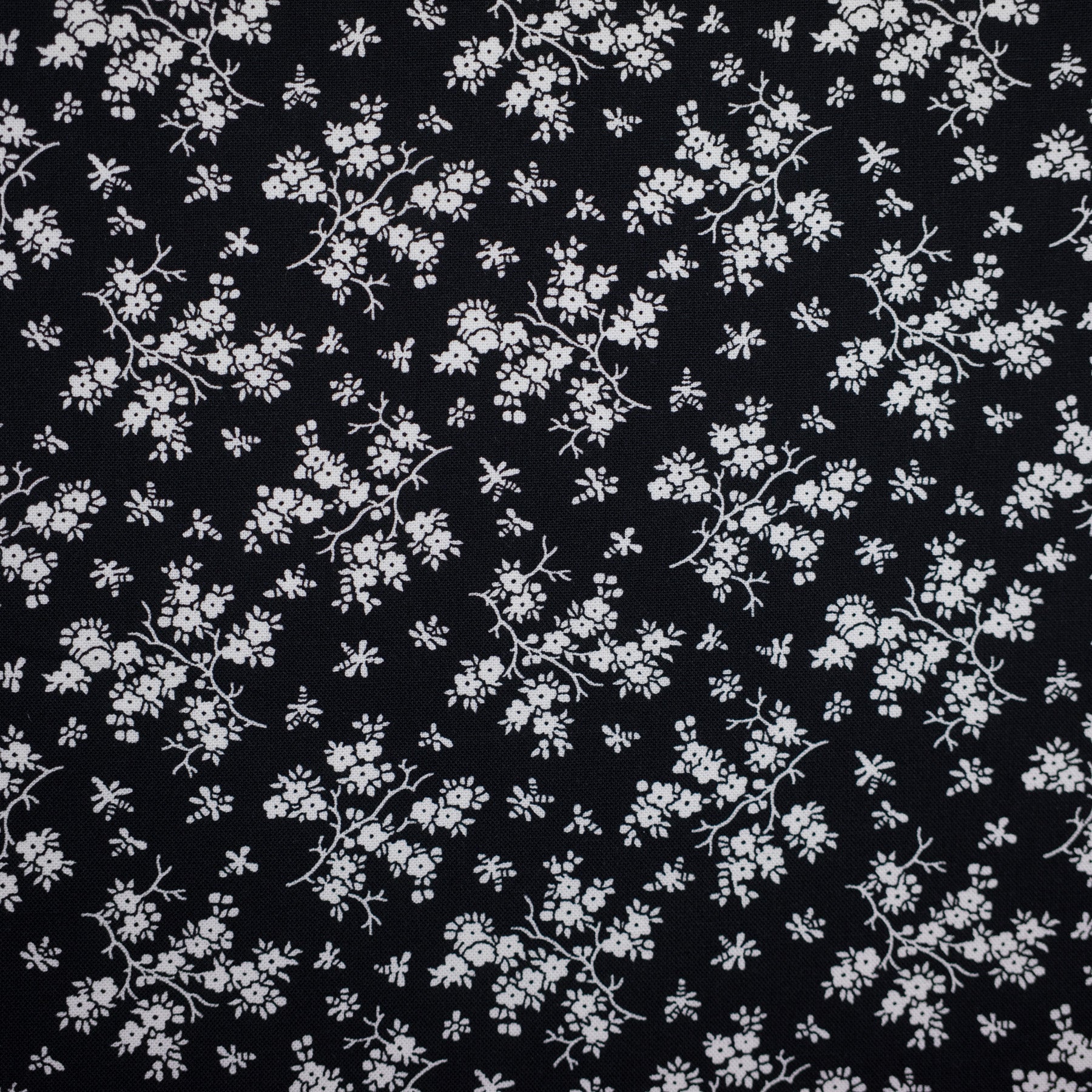 Bumbac fix negru cu imprimeu floral alb latime 150 cm, 100% bumbac