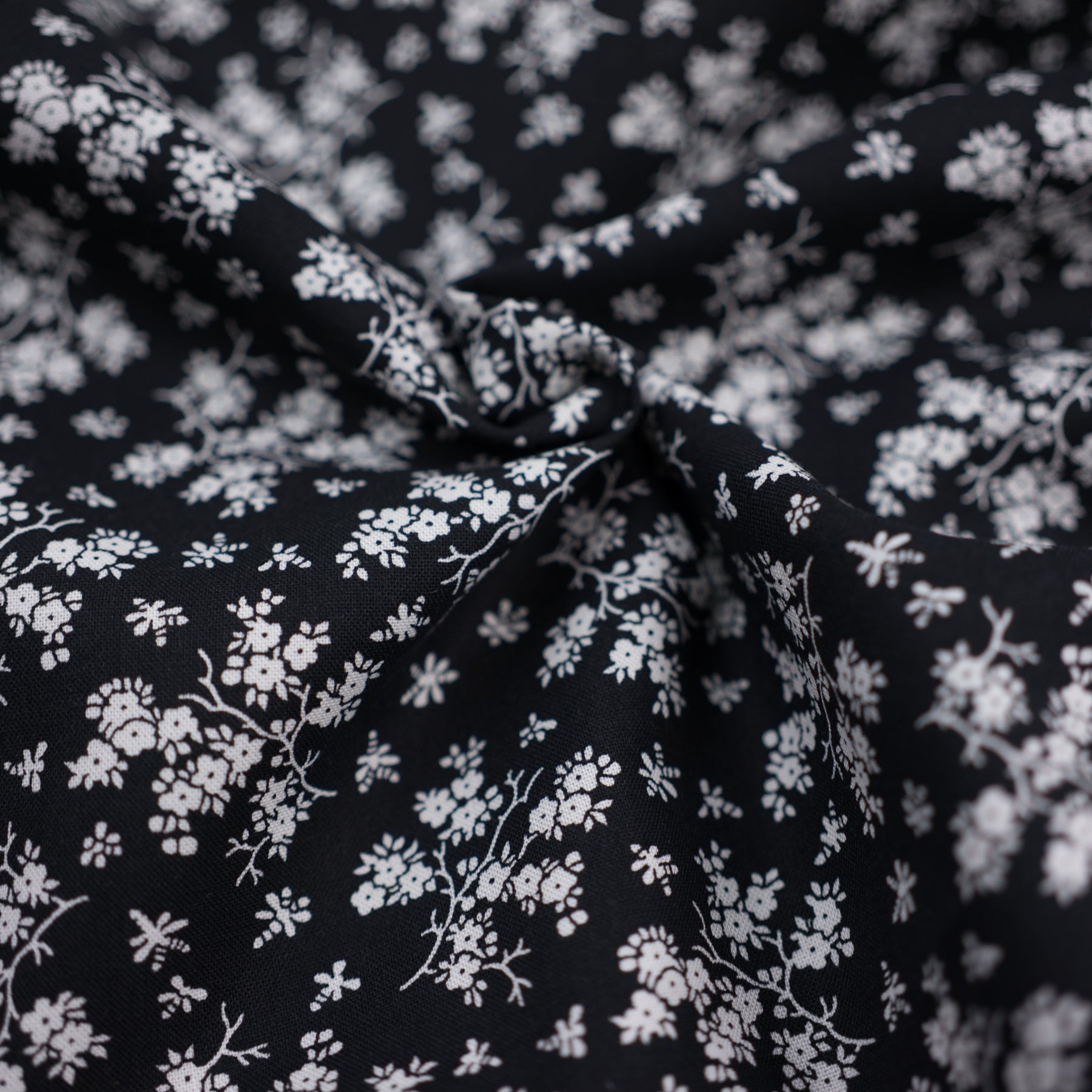 Bumbac fix negru cu imprimeu floral alb latime 150 cm, 100% bumbac