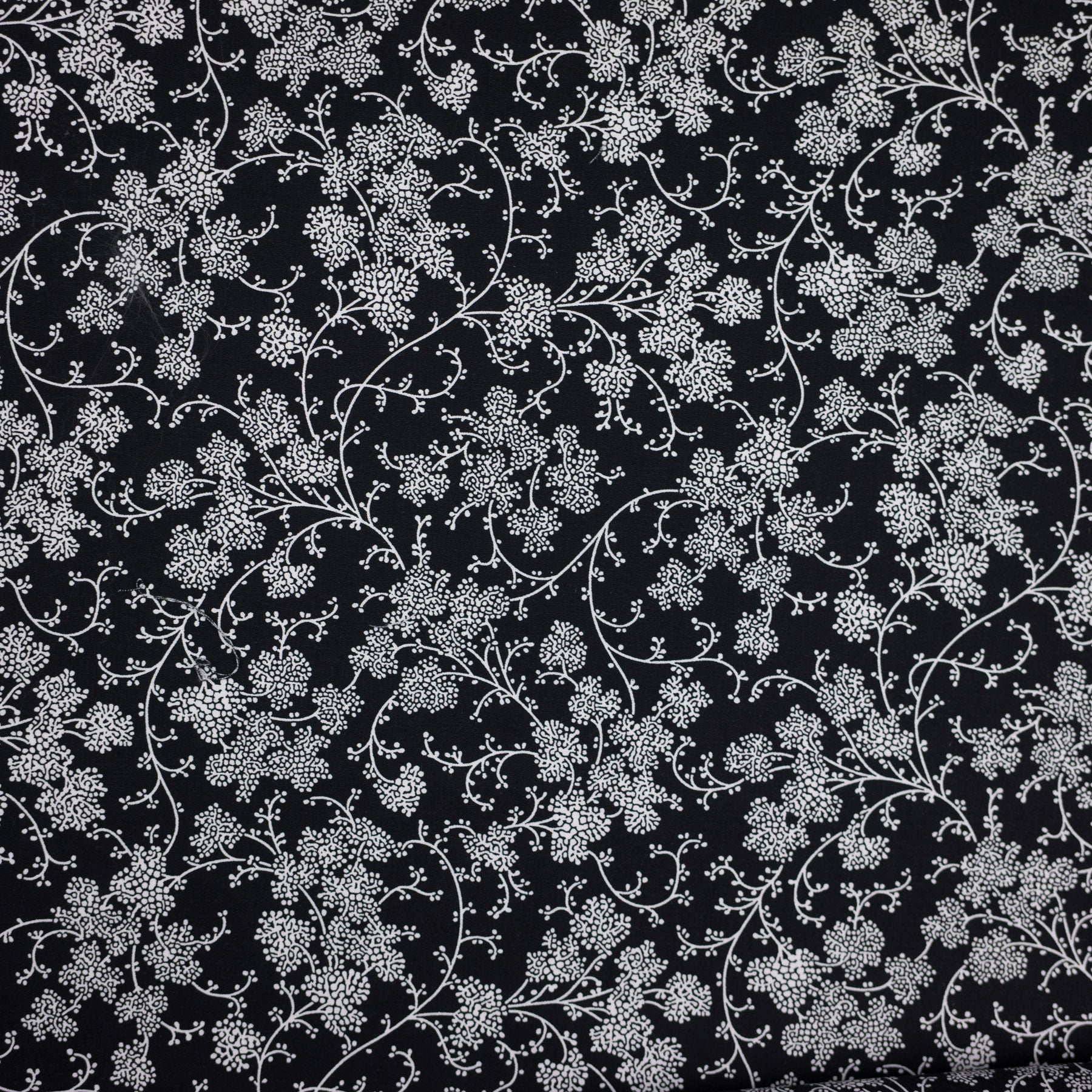 Bumbac fix bleumarin cu imprimeu floral ivoar latime 150 cm, 100% bumbac