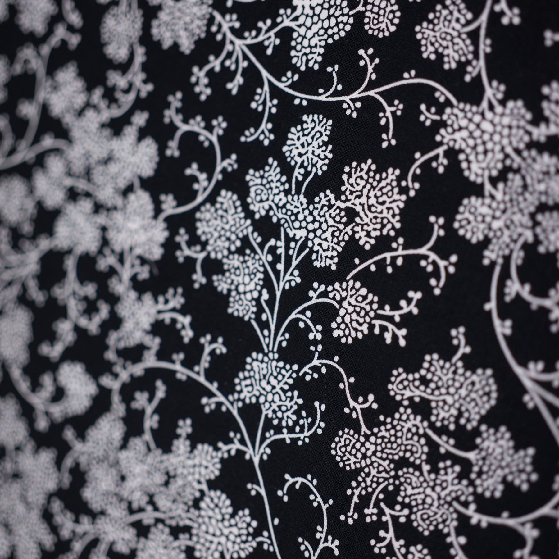 Bumbac fix bleumarin cu imprimeu floral ivoar latime 150 cm, 100% bumbac