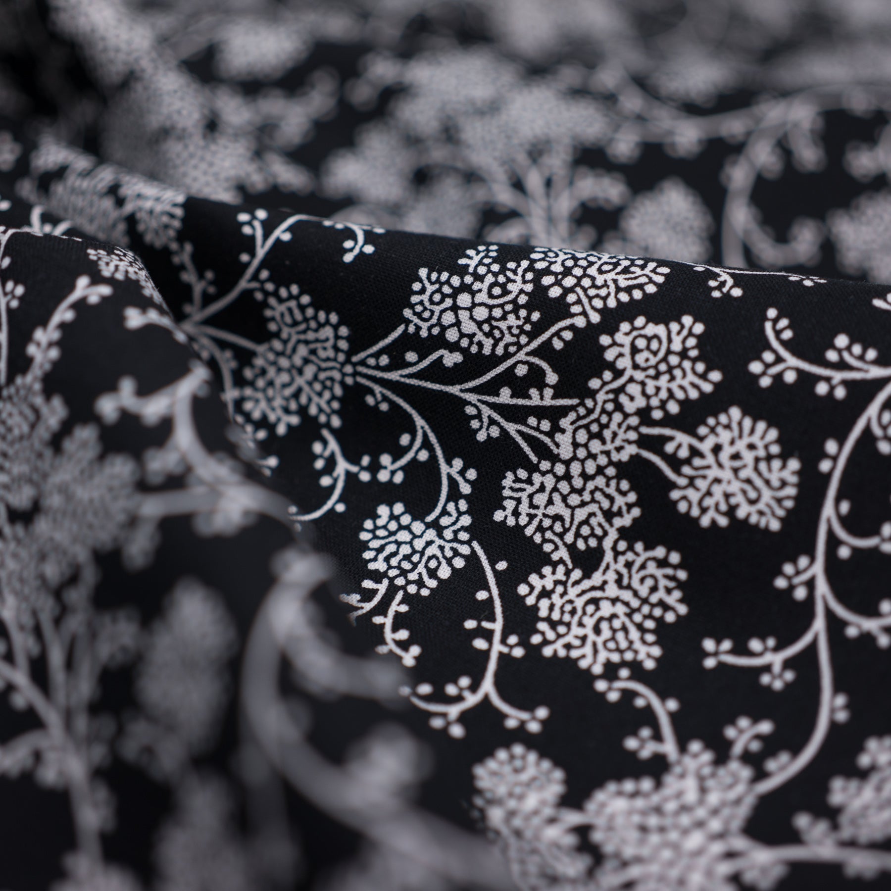 Bumbac fix bleumarin cu imprimeu floral ivoar latime 150 cm, 100% bumbac