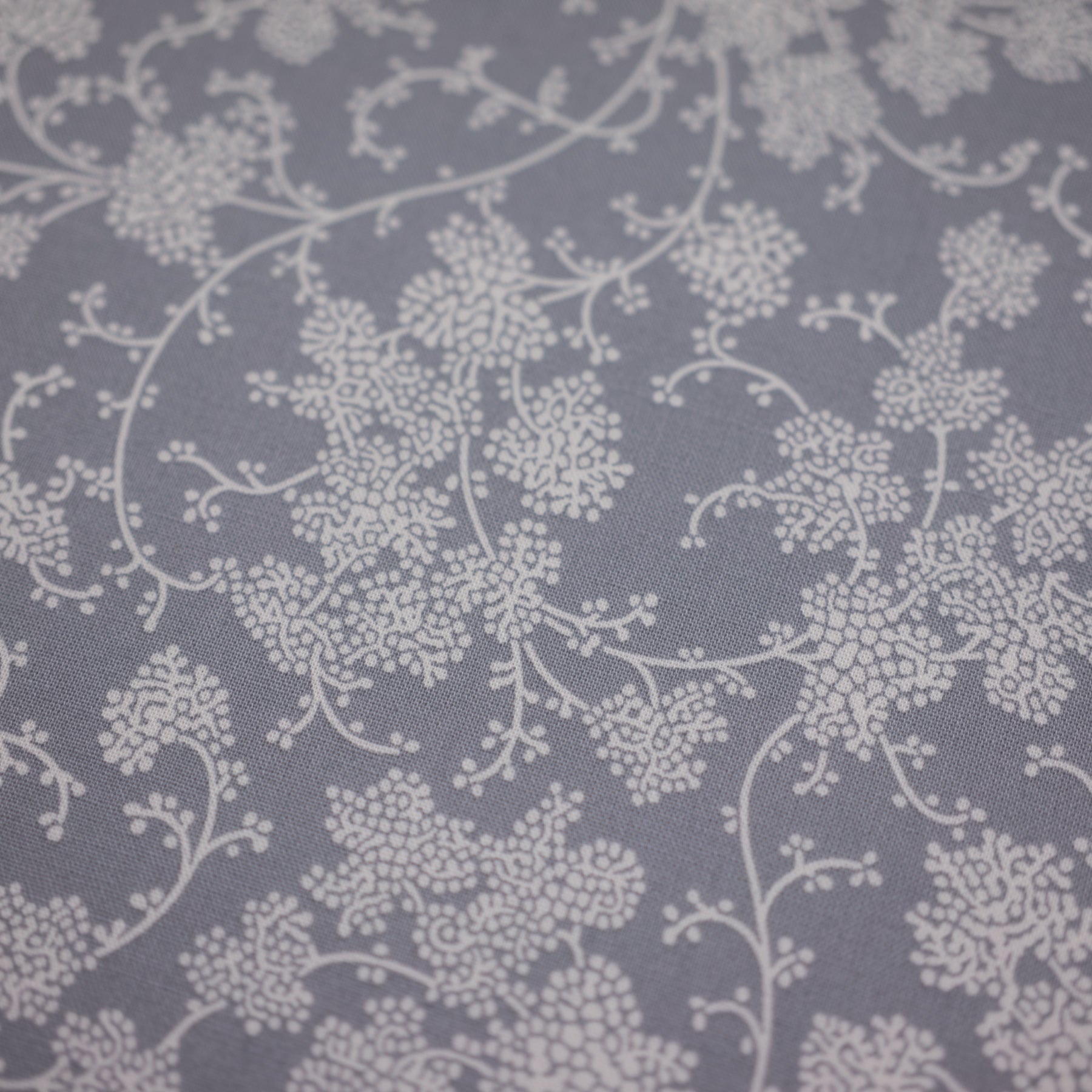 Bumbac fix gri deschis cu imprimeu floral ivoar latime 150 cm, 100% bumbac