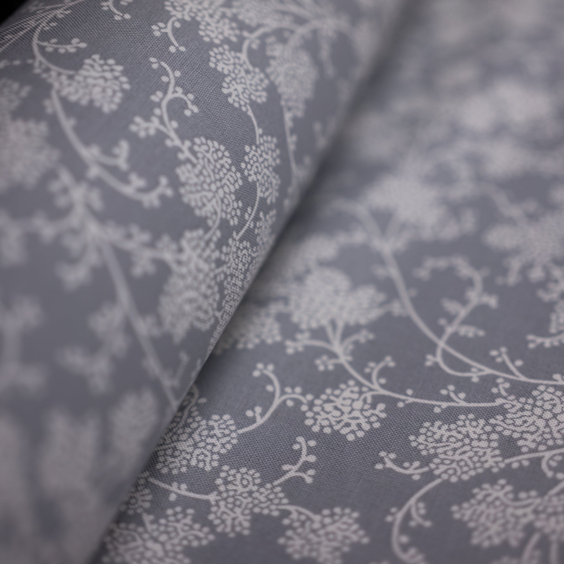 Bumbac fix gri deschis cu imprimeu floral ivoar latime 150 cm, 100% bumbac