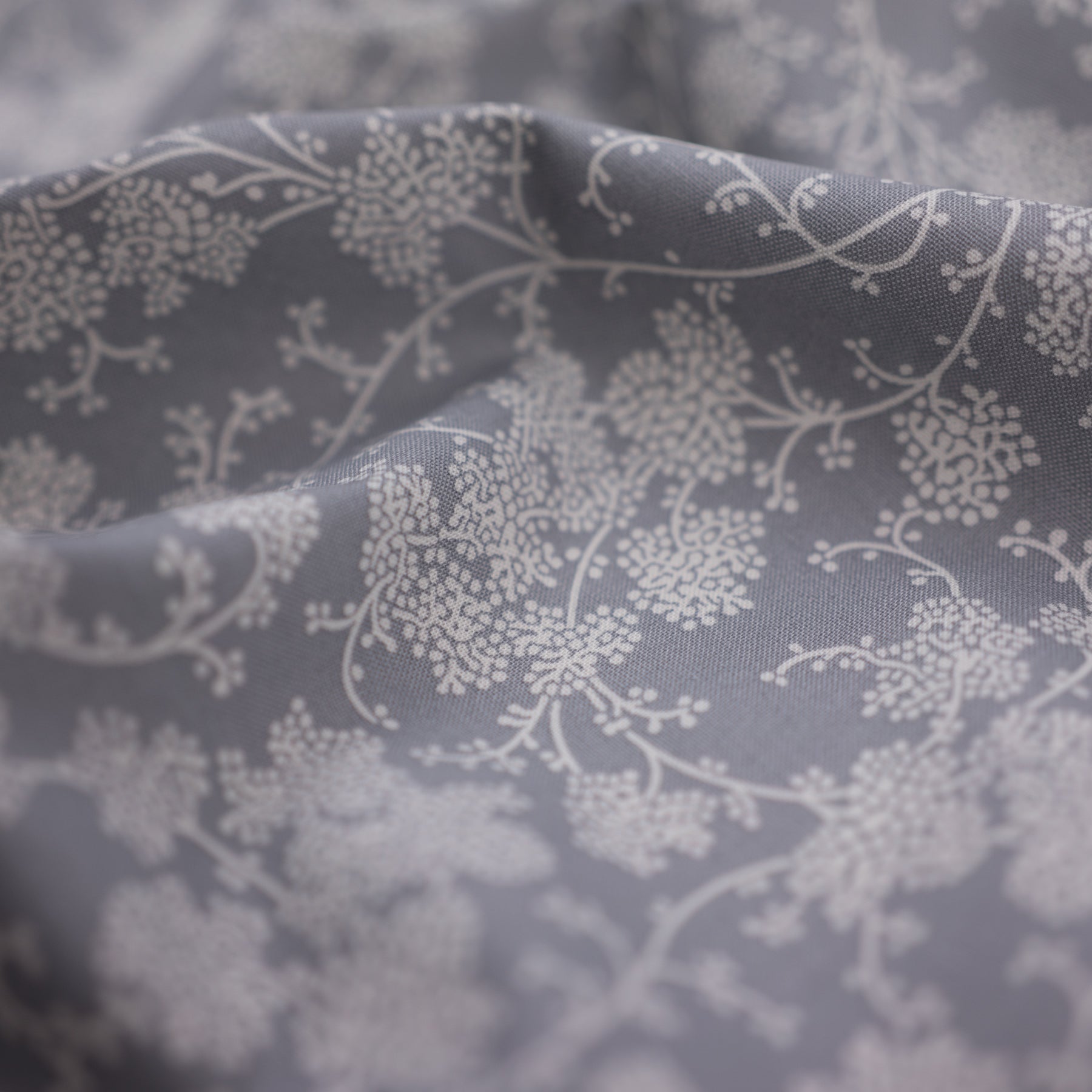 Bumbac fix gri deschis cu imprimeu floral ivoar latime 150 cm, 100% bumbac