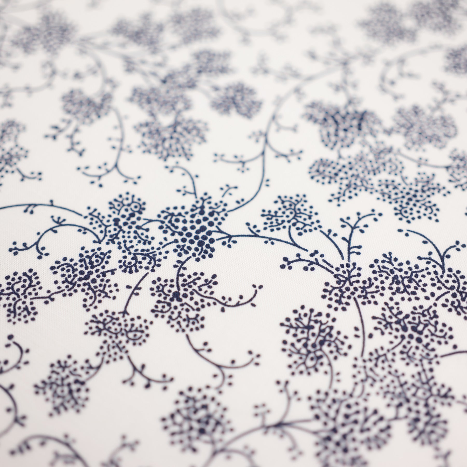 Bumbac fix ivoar cu imprimeu floral bleumarin latime 150 cm, 100% bumbac