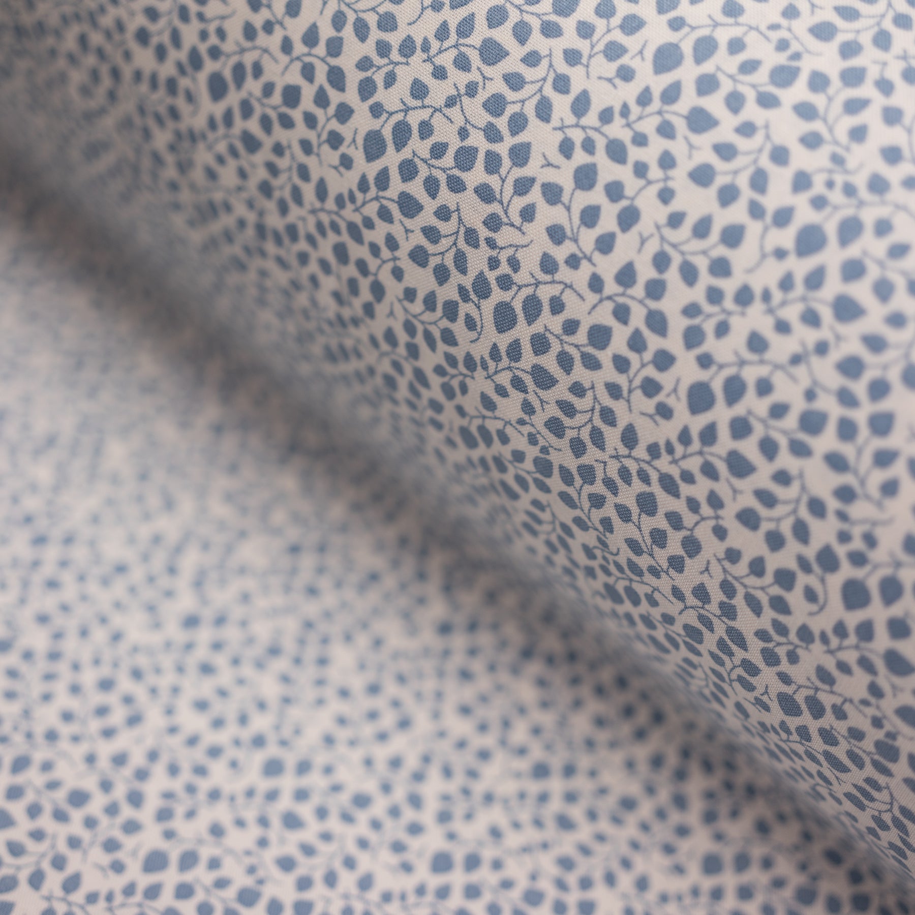 Bumbac fix ivoar cu imprimeu floral albastru latime 150 cm, 100% bumbac