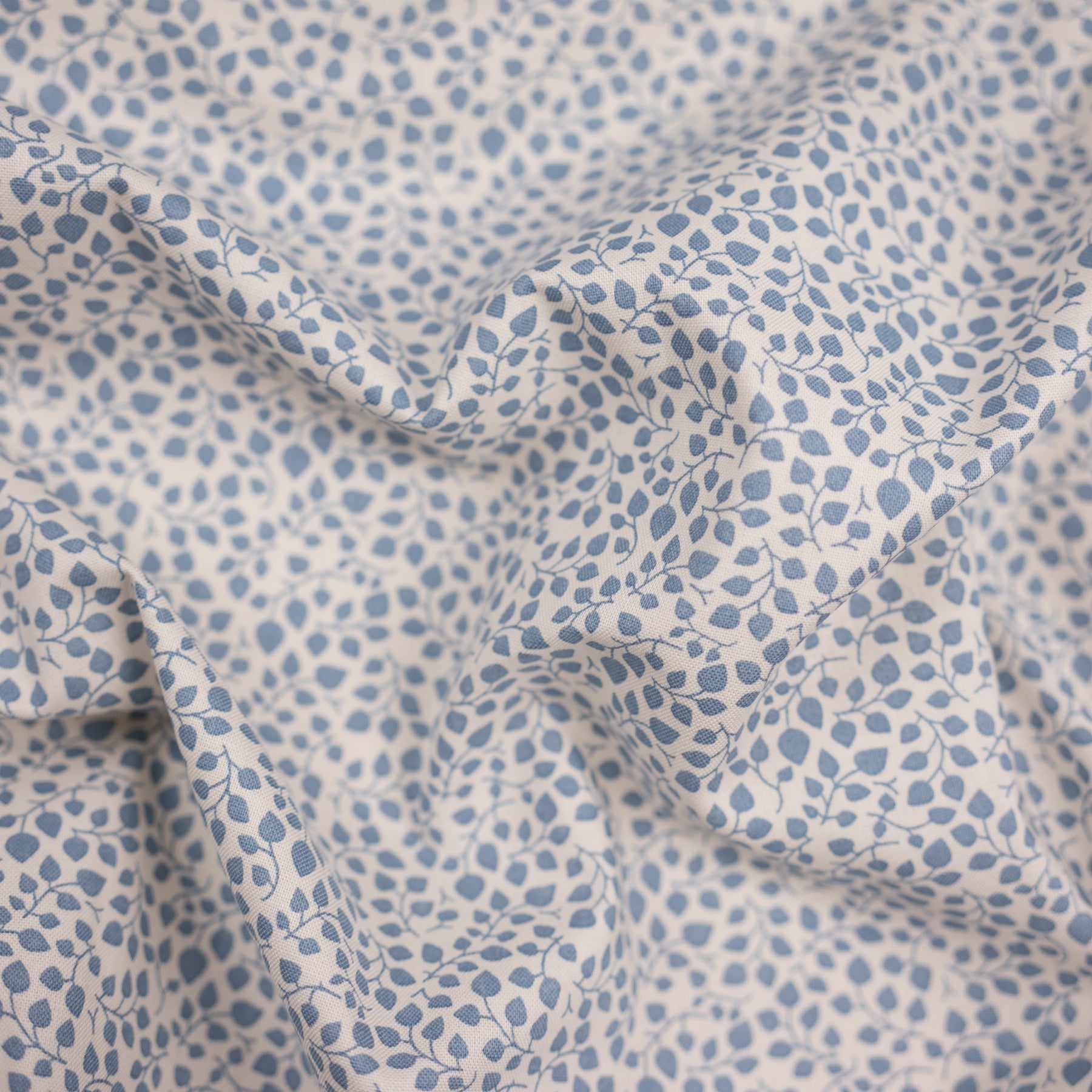 Bumbac fix ivoar cu imprimeu floral albastru latime 150 cm, 100% bumbac