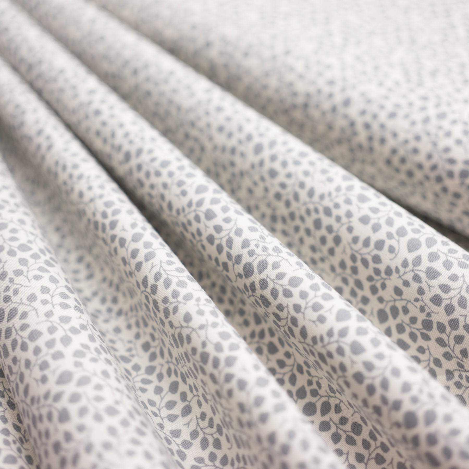 Bumbac fix ivoar cu imprimeu floral gri latime 150 cm, 100% bumbac