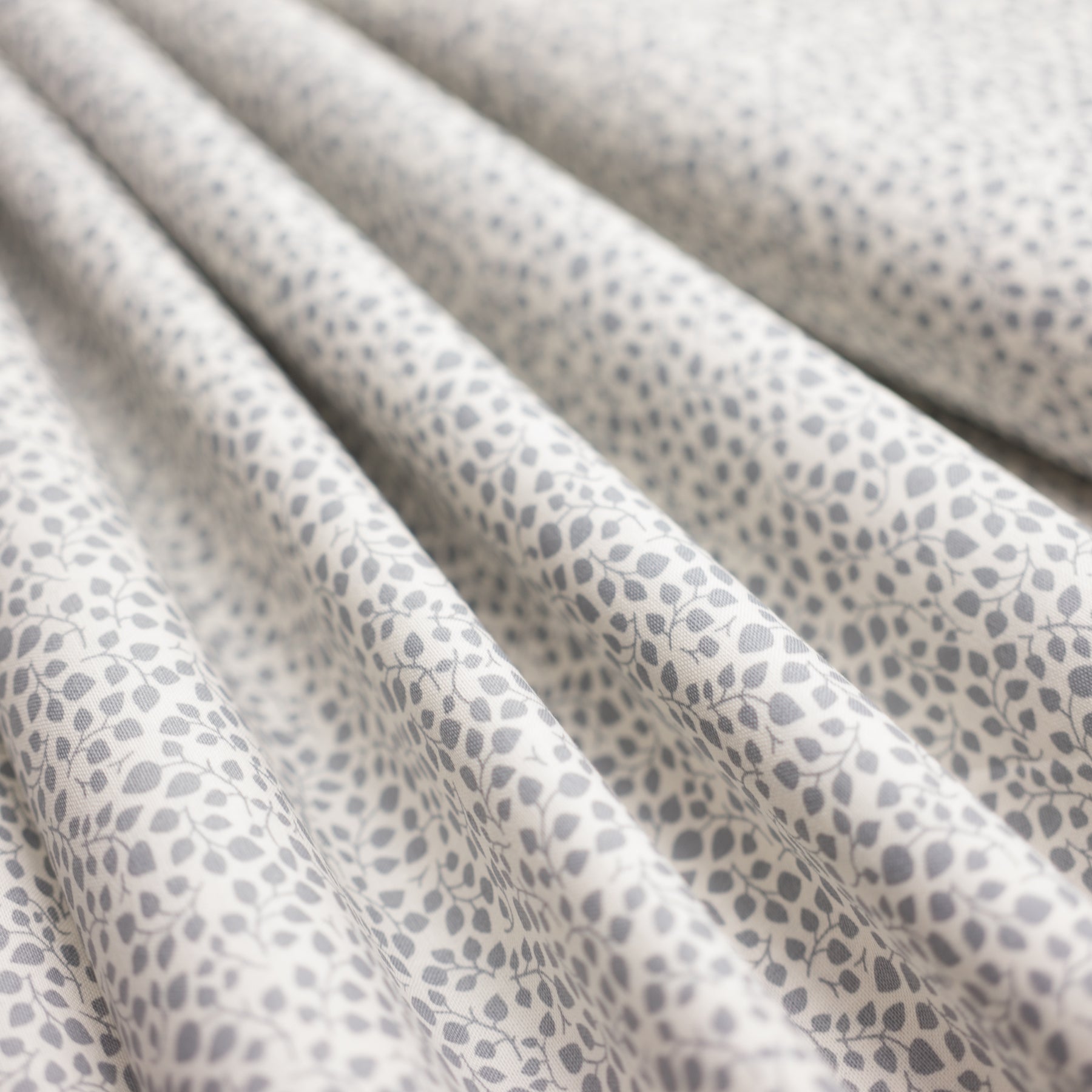 Bumbac fix ivoar cu imprimeu floral gri latime 150 cm, 100% bumbac