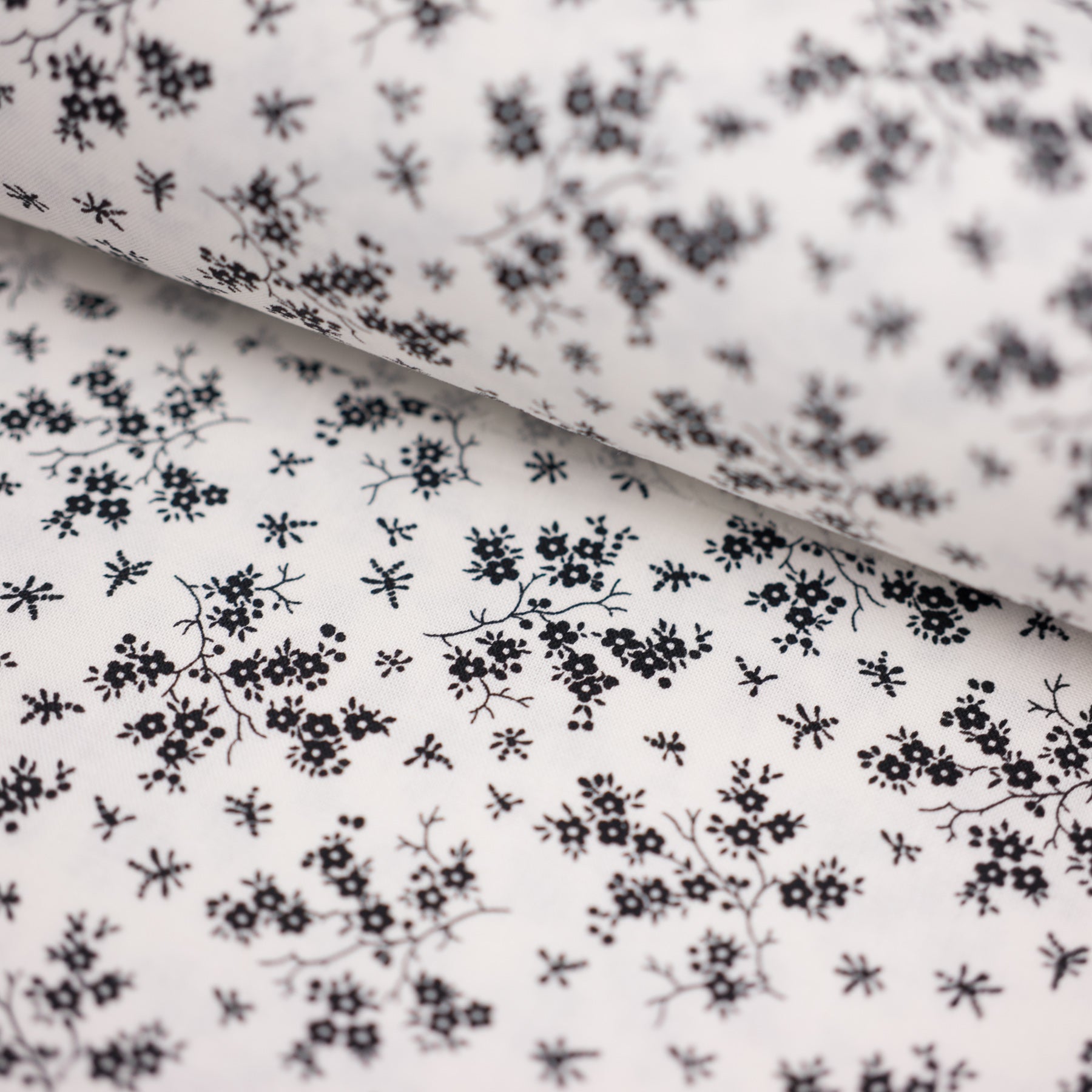 Bumbac fix alb cu imprimeu floral negru latime 150 cm, 100% bumbac