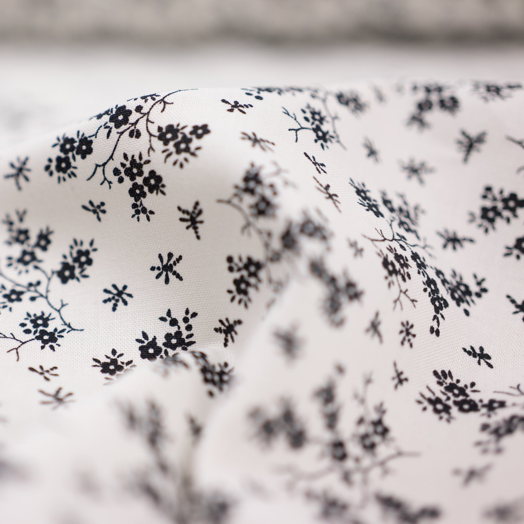 Bumbac fix alb cu imprimeu floral negru latime 150 cm, 100% bumbac