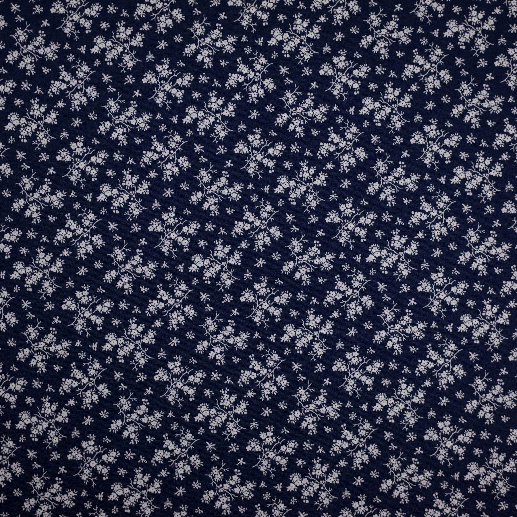 Bumbac fix bleumarin cu imprimeu floral alb latime 150 cm, 100% bumbac