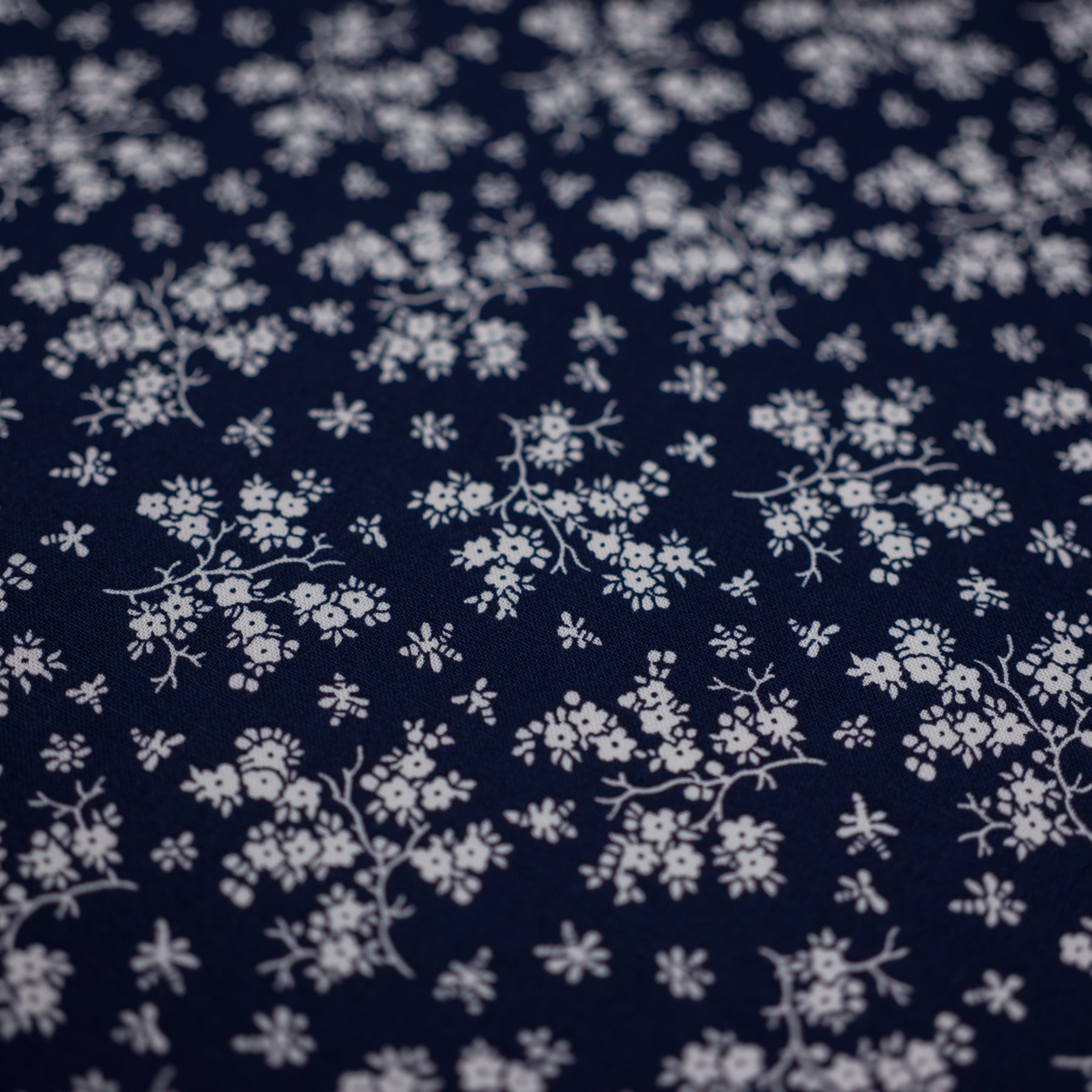 Bumbac fix bleumarin cu imprimeu floral alb latime 150 cm, 100% bumbac