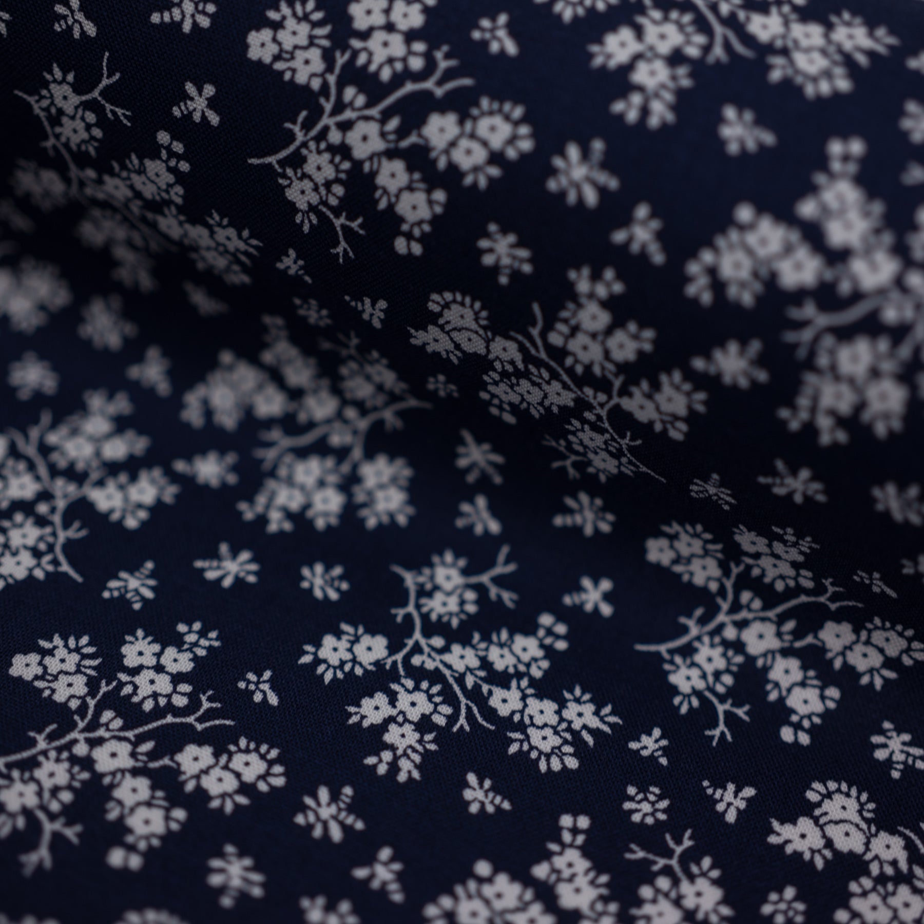 Bumbac fix bleumarin cu imprimeu floral alb latime 150 cm, 100% bumbac