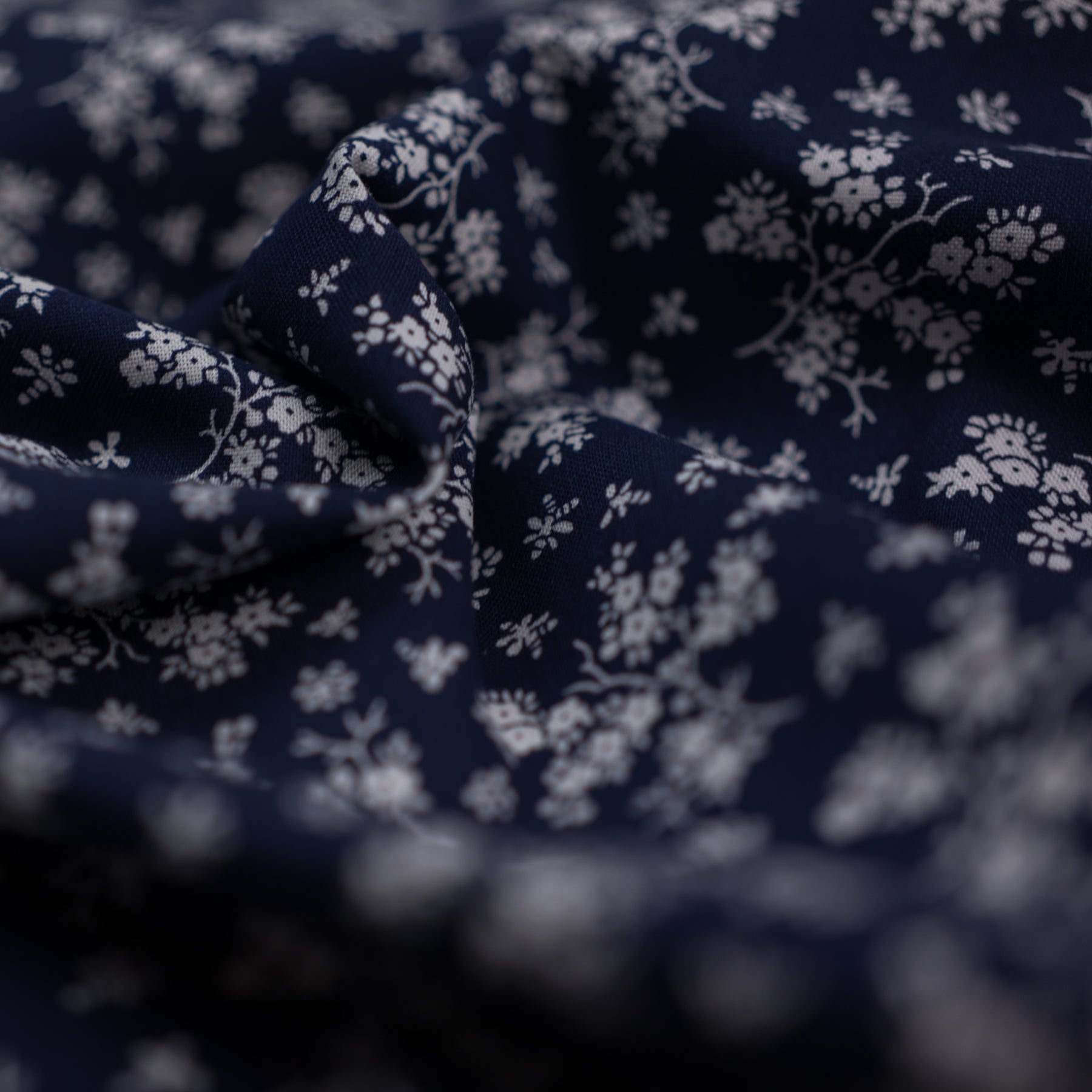 Bumbac fix bleumarin cu imprimeu floral alb latime 150 cm, 100% bumbac