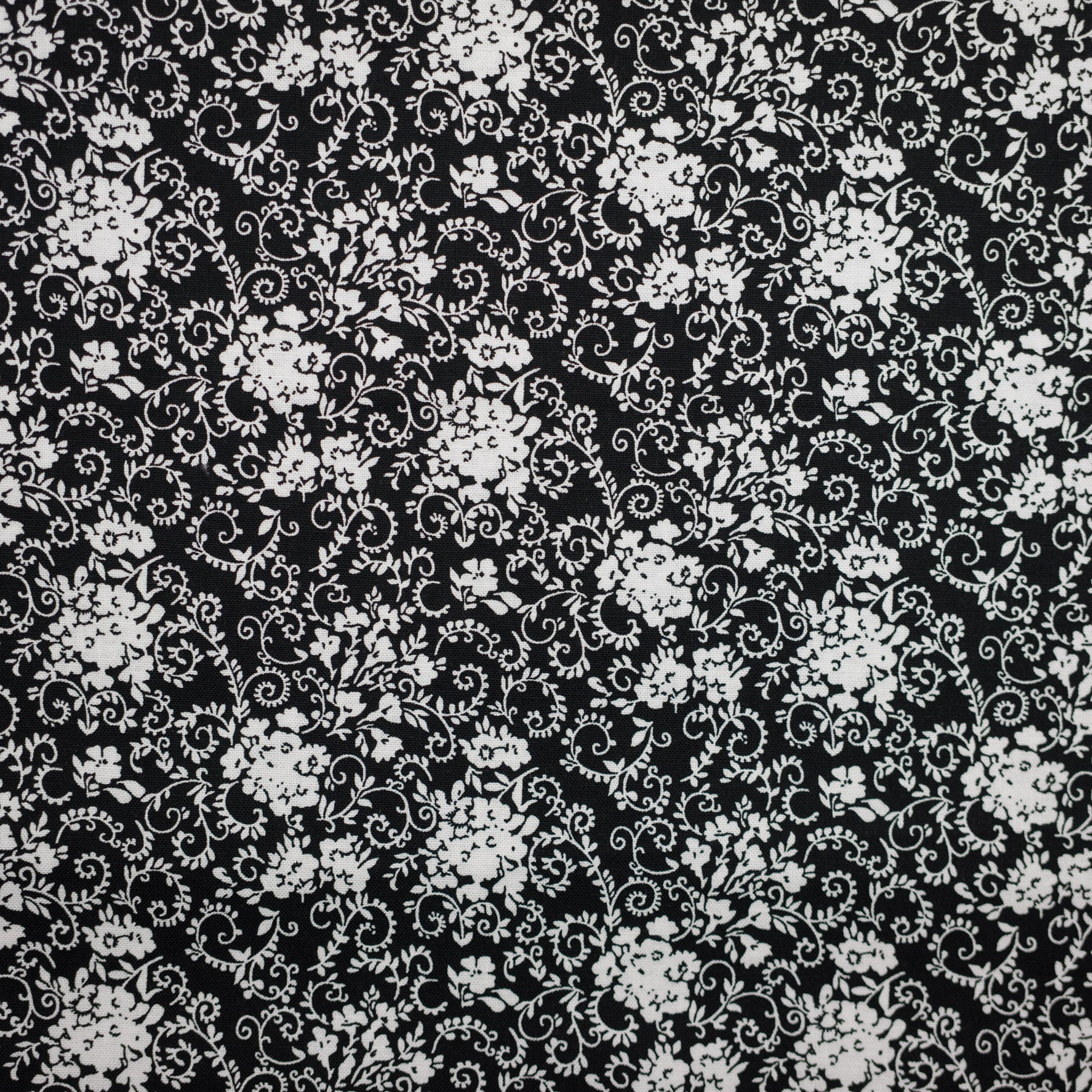 Bumbac fix negru cu imprimeu floral alb latime 150 cm, 100% bumbac