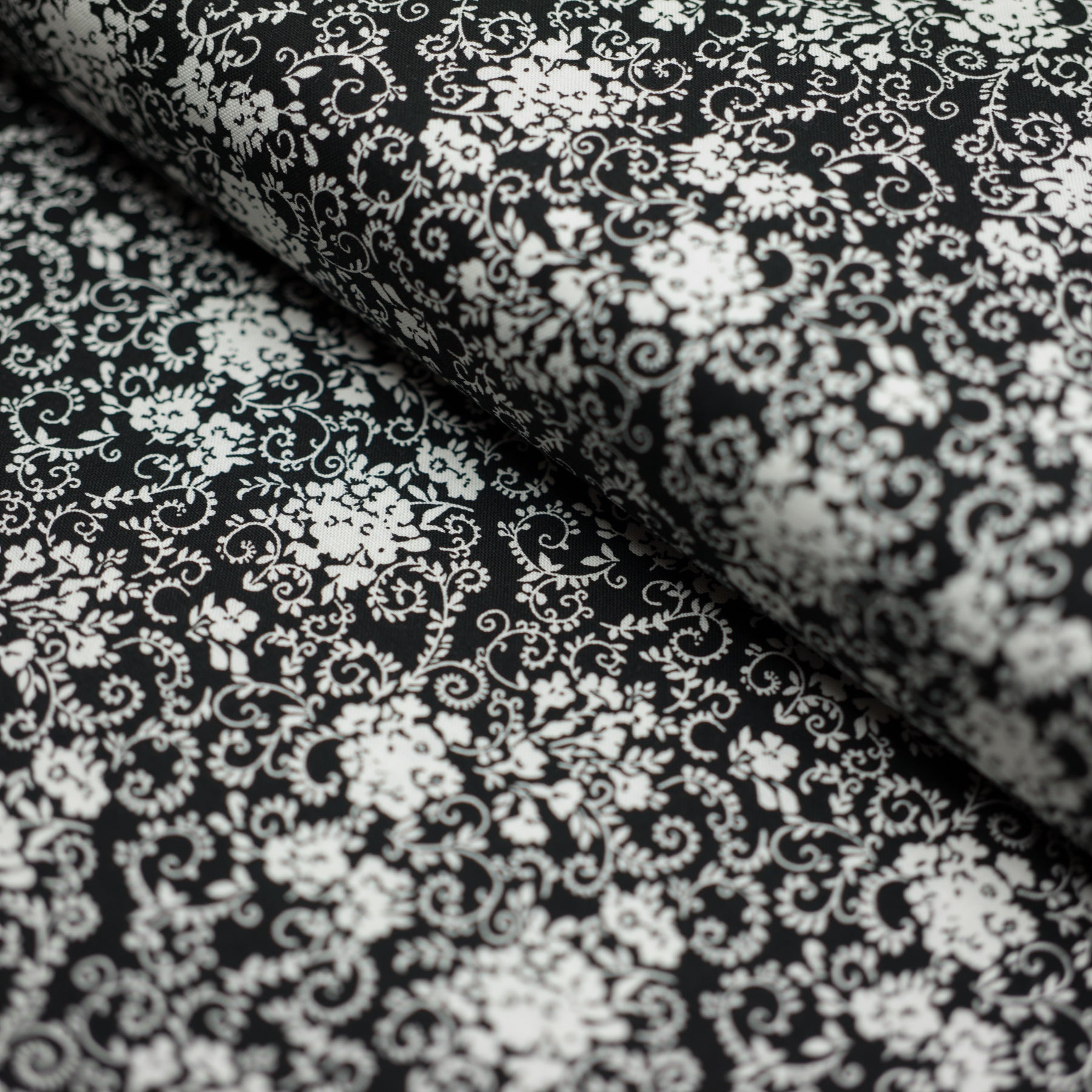 Bumbac fix negru cu imprimeu floral alb latime 150 cm, 100% bumbac