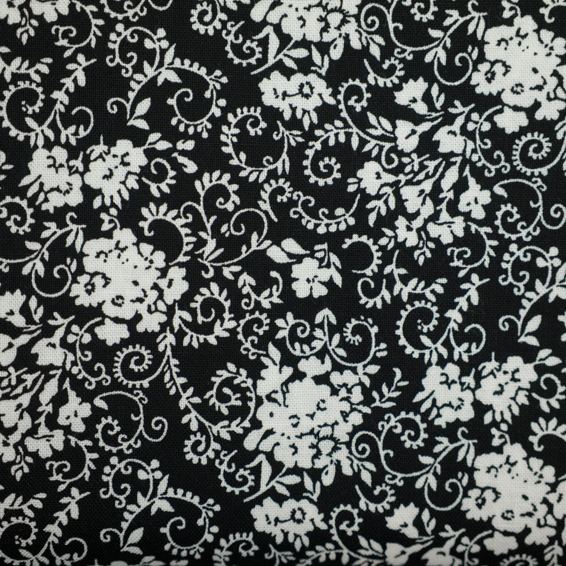 Bumbac fix negru cu imprimeu floral alb latime 150 cm, 100% bumbac