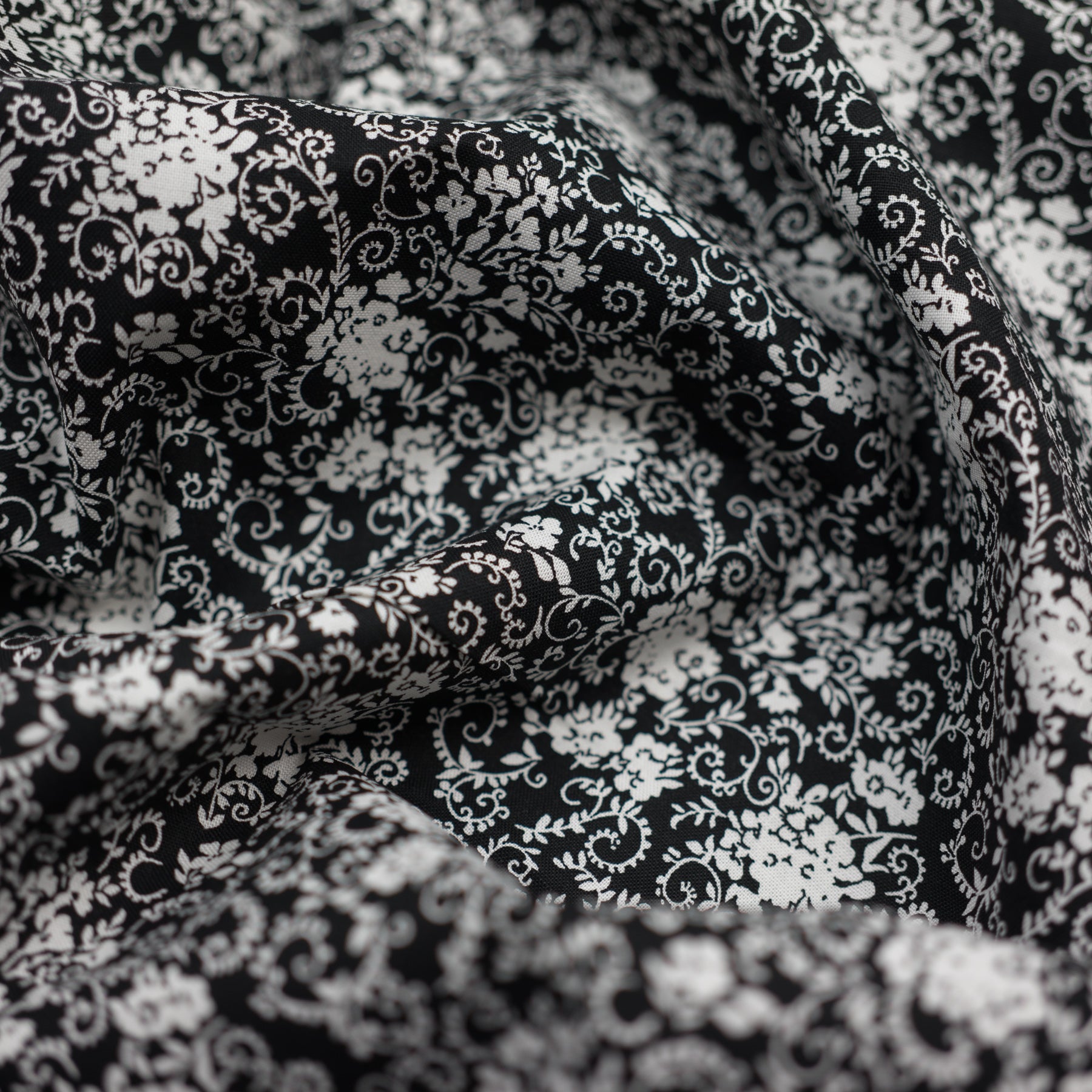 Bumbac fix negru cu imprimeu floral alb latime 150 cm, 100% bumbac