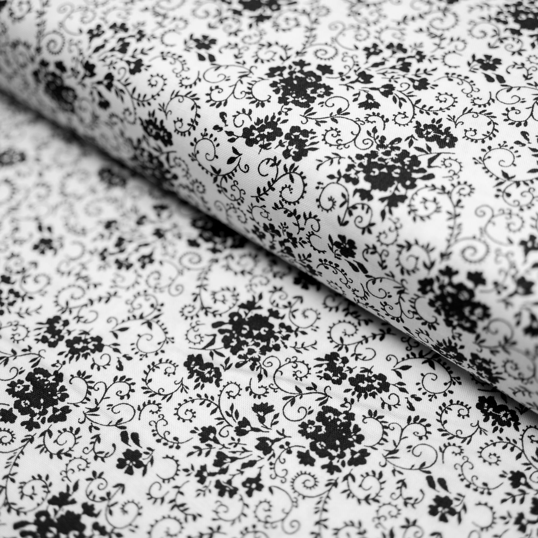 Bumbac fix alb cu imprimeu floral negru latime 150 cm, 100% bumbac