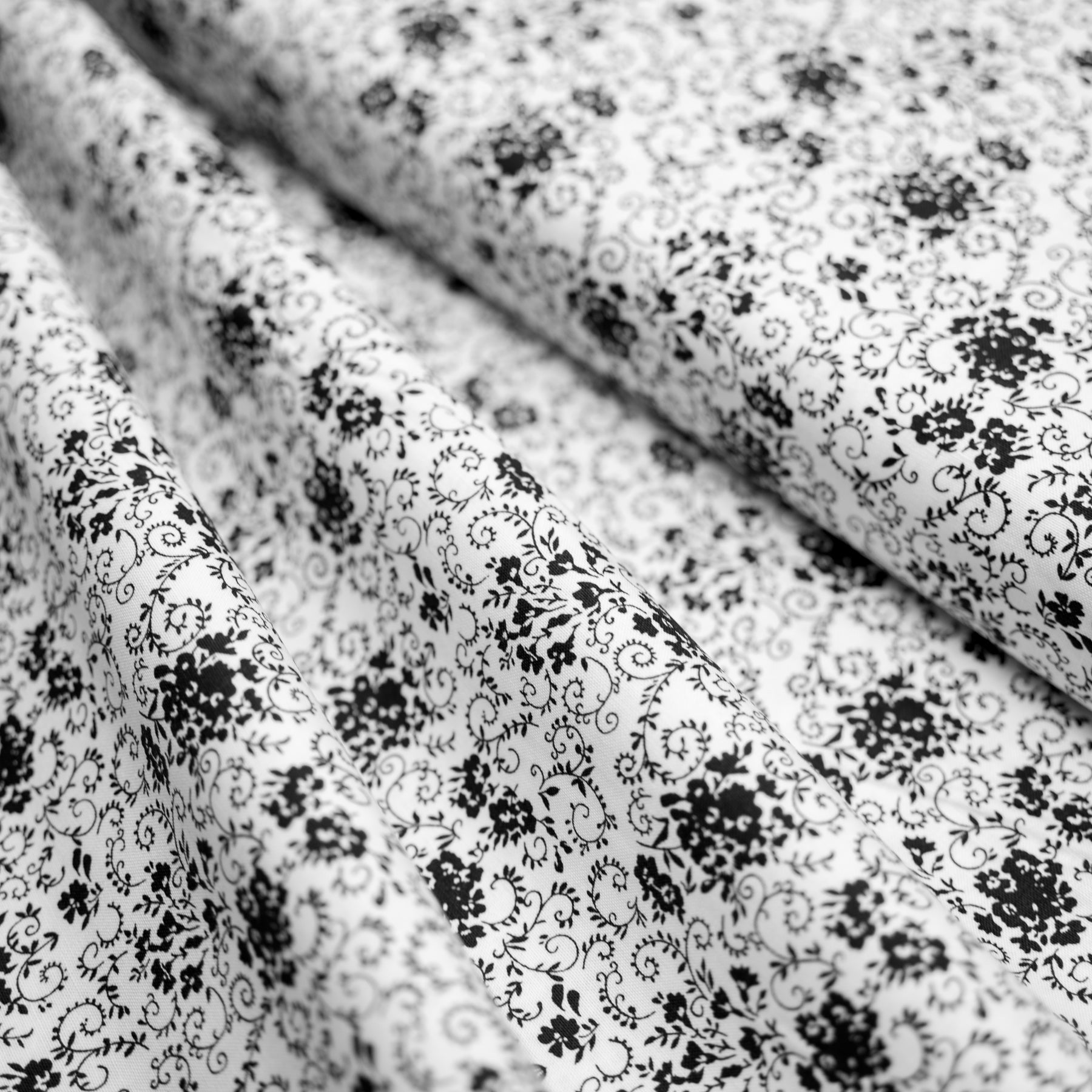 Bumbac fix alb cu imprimeu floral negru latime 150 cm, 100% bumbac