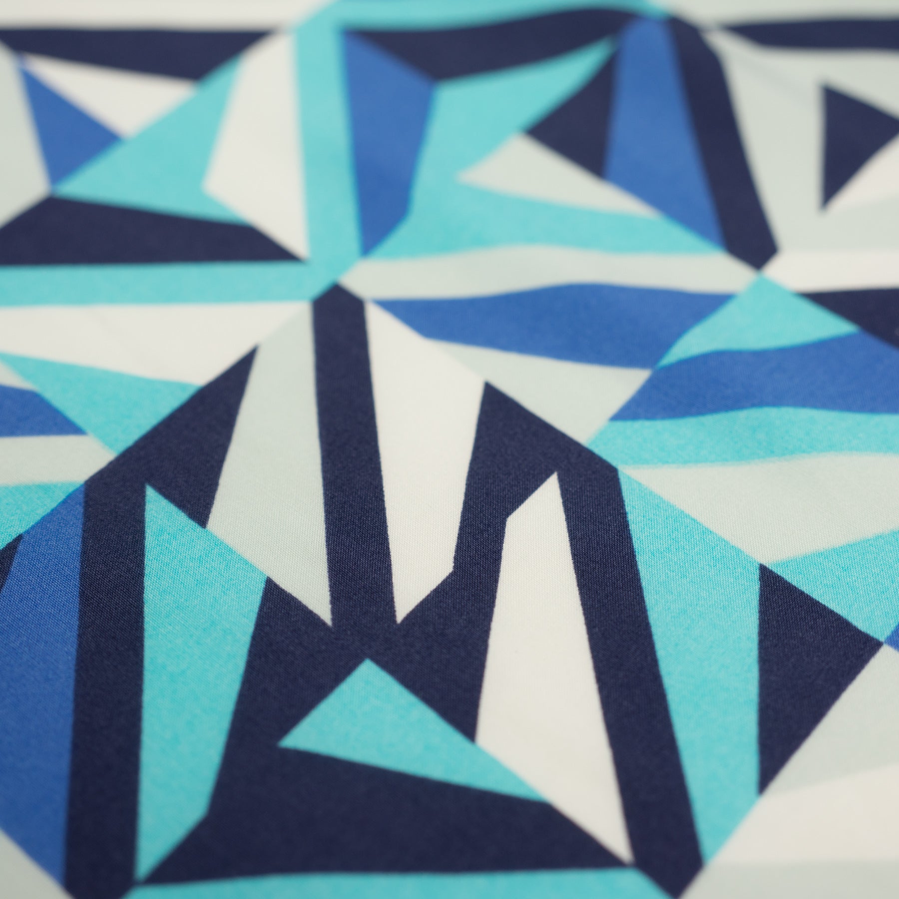 Viscoza multicolora in nuante de albastre si alb cu model geometric 142/145 cm 100% VI