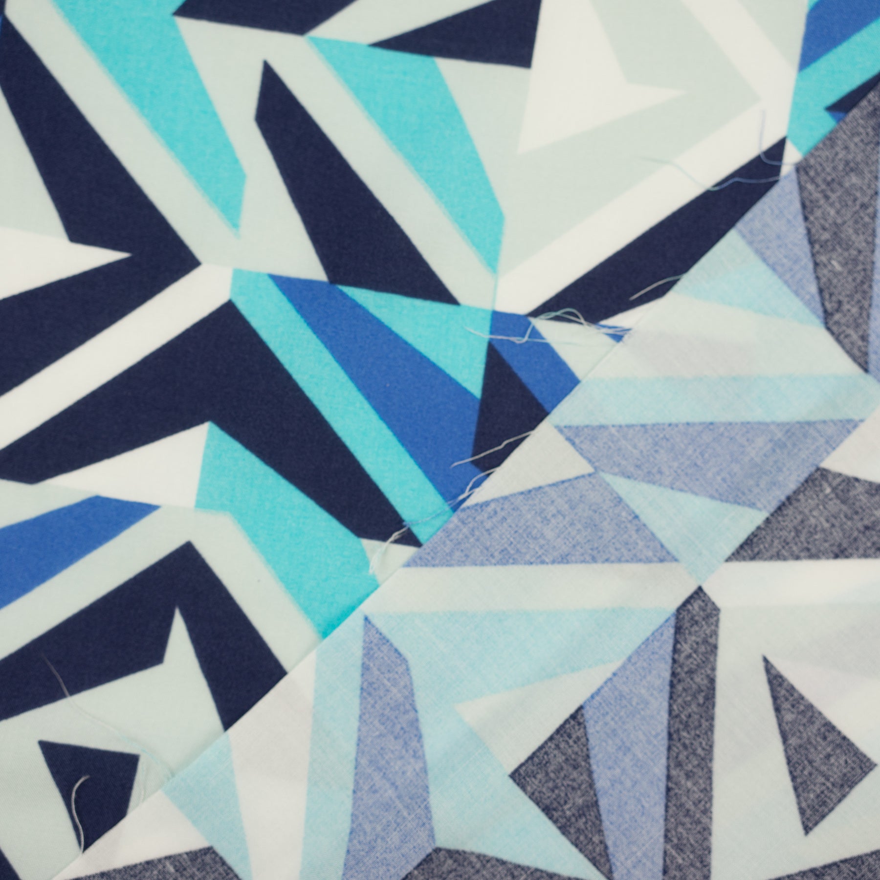 Viscoza multicolora in nuante de albastre si alb cu model geometric 142/145 cm 100% VI
