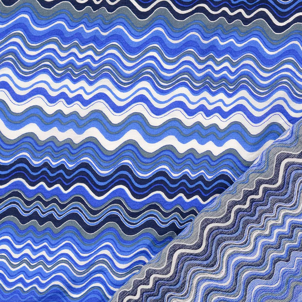 Țesatura din viscoza cu model alcătuit din linii ondulate și valuri repetate colorate predominant nuanta de albastre 146/148 cm 88%VI 12%PA